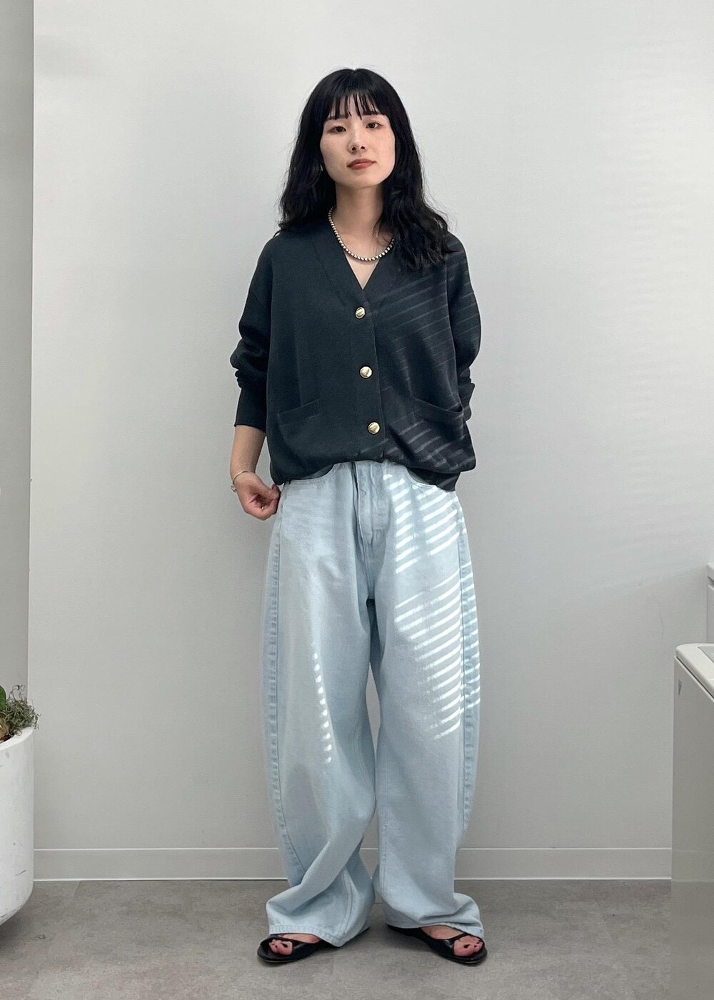 ブルー系のデニムパンツ、グレー系のカーディガン/ボレロ、ブラック系のショルダーバッグを着用したレディースの夏コーディネートの7枚目の写真