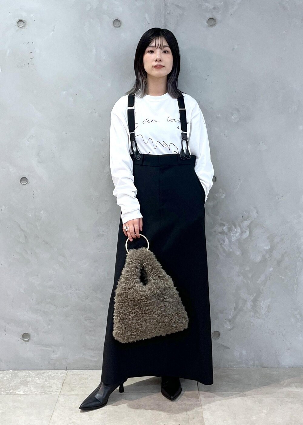 「Jean Cocteau、ジャン・コクトー、Tシャツ、プリントTシャツ、ホワイト、サスペンダー、トラペーズスカート、ブラック、helen Moore、ミニバッグ、ファー、ベージュ、秋コーデ、初冬コーデ、デートコーデ」｜「HELEN MOOREの【helen Moore】Detachable Gold（ハンドバッグ、ブラウン系）」を使った、michiruさん（レディース・156cm）の秋コーディネートの2枚目の写真