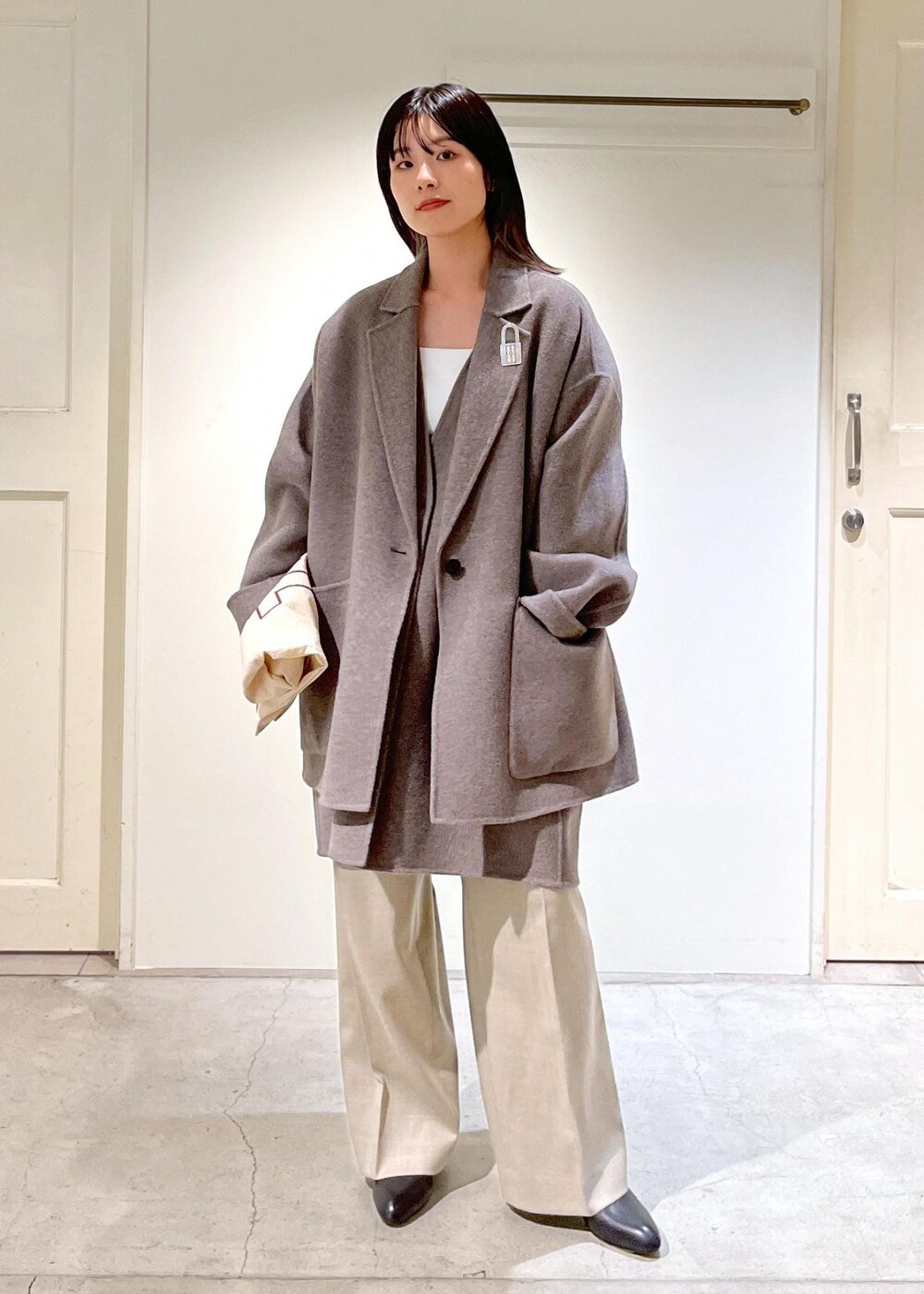 「ピュアラムウール、ジャケット、アウター、グレー、ジャケットコート、ジレ、キャミソール、ホワイト、VISTO WOOL GABA、ワイドパンツ、ストレート、ベージュ、REMME、ショートブーツ、ブラック」｜「SALON adam et rope'の[追加]コットンリブカップ付きベアキャミ2（チューブトップ、ホワイト系）」を使った、michiruさん（レディース・156cm）の秋コーディネートの2枚目の写真