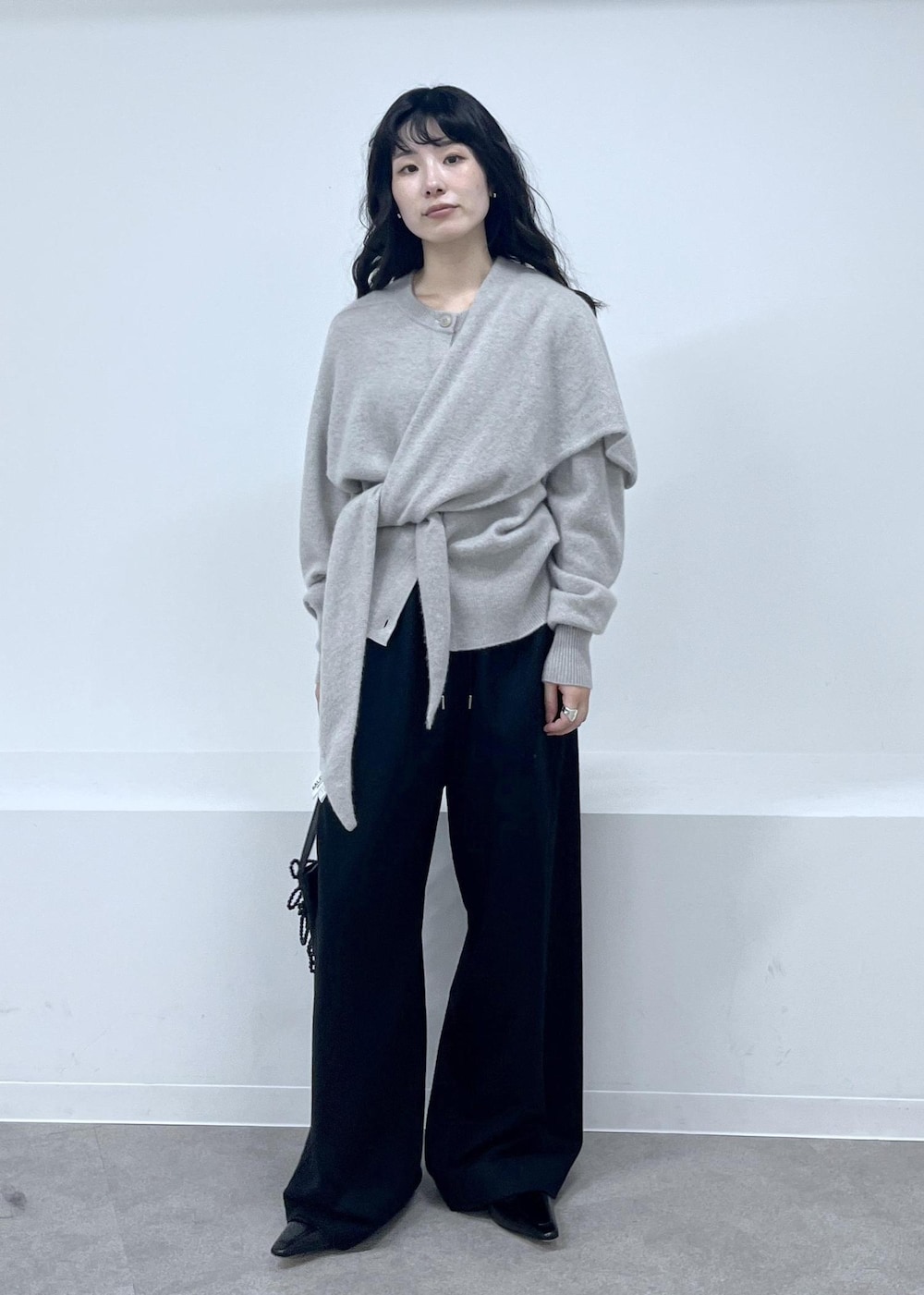 ベージュ系のカーディガン/ボレロ、ブラック系のその他パンツ、ブラック系のローファーを着用したレディースの秋コーディネートの5枚目の写真