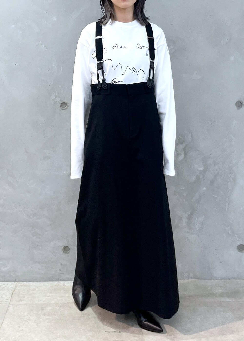 「Jean Cocteau、ジャン・コクトー、Tシャツ、プリントTシャツ、ホワイト、サスペンダー、トラペーズスカート、ブラック、helen Moore、ミニバッグ、ファー、ベージュ、秋コーデ、初冬コーデ、デートコーデ」｜「HELEN MOOREの【helen Moore】Detachable Gold（ハンドバッグ、ブラウン系）」を使った、michiruさん（レディース・156cm）の秋コーディネートの8枚目の写真