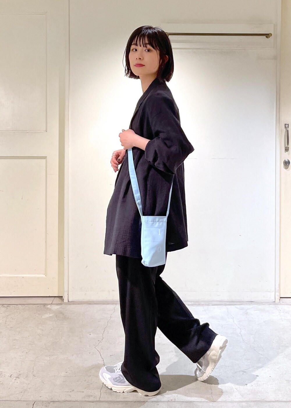 「オーガニックコットン、COUTURE D'ADAM、Tシャツ、スラックス、New Balance、ニューバランス、ノベルティ、NOVELTY、サコッシュ、ブルー、グレー、ブラック、ジャケット、パンツ、スニーカー」|「SALON adam et rope'のイージーリラックスストレートパンツ【UVケア・防シワ・吸水速乾・洗える】(スラックス、ブラック系)」を使った、michiruさん(レディース・156cm)の春コーディネートの8枚目の写真