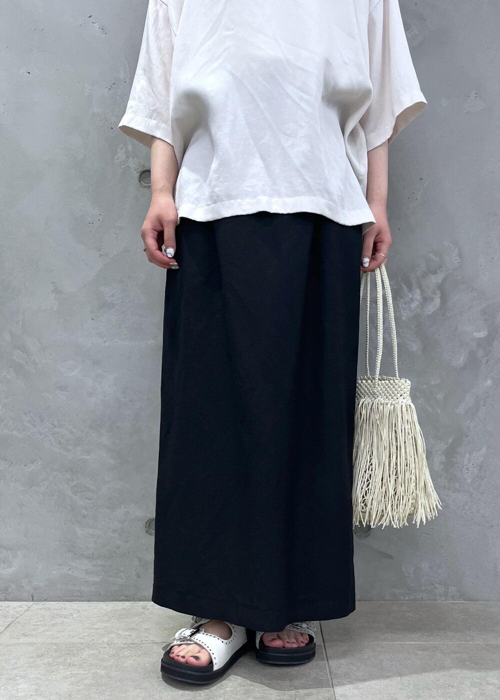 ホワイト系のTシャツ/カットソー、ホワイト系のサンダル、ホワイト系のトートバッグを着用したレディースの春コーディネートの5枚目の写真