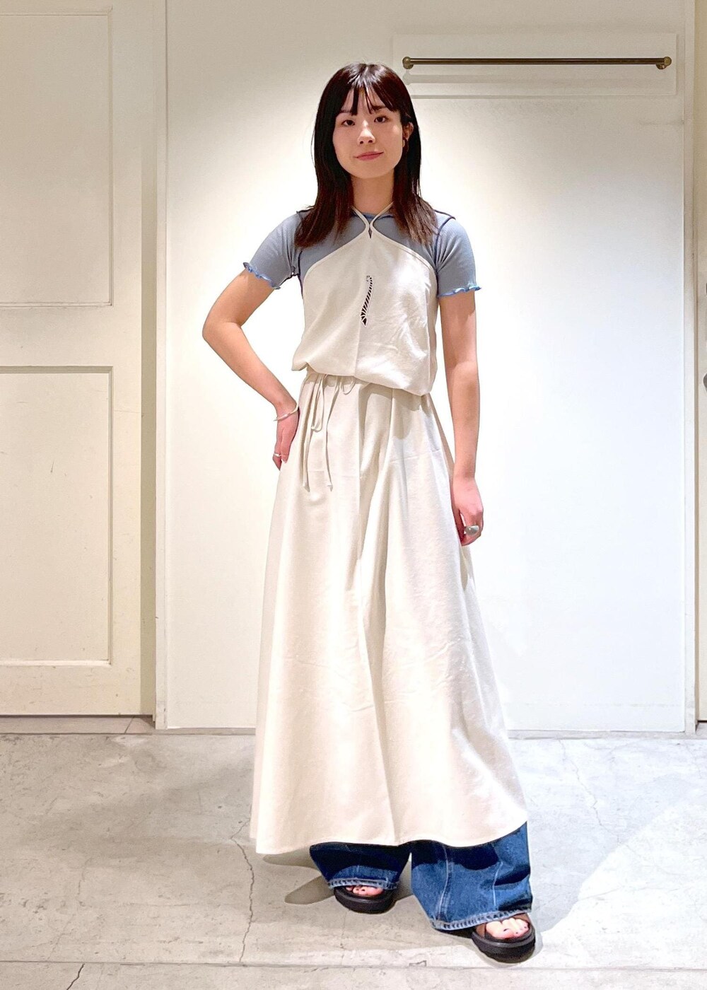 「Baserange、Tシャツ、シアー、ライトグレー、ホルターネックドレス、エプロン、ロング丈、ホワイト、オーガニックコットン、シルク、デニム、バギーデニム、ワイドパンツ、ブルー、MOHI」｜「SALON adam et rope'のセンタープレスバギーデニム（デニムパンツ、ブルー系）」を使った、michiruさん（レディース・156cm）の冬コーディネートの2枚目の写真