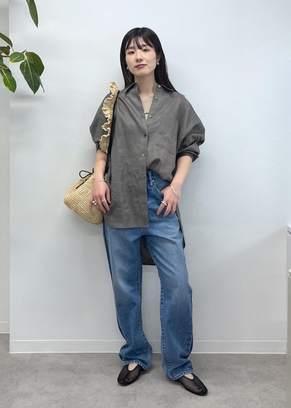 「GENTLE LINEN、シャツ、オーバーサイズ、リネン、グレー、アメリカンスリーブ、ベージュ、KURO for SALON、KURO、OPTIMA、デニム、ブルー、REMME、フラットシューズ、メッシュ」|「REMMEの【REMME(レメ)】メッシュフラットシューズ(パンプス、ブラック系)」を使った、michiruさん(レディース・156cm)の冬コーディネートの2枚目の写真
