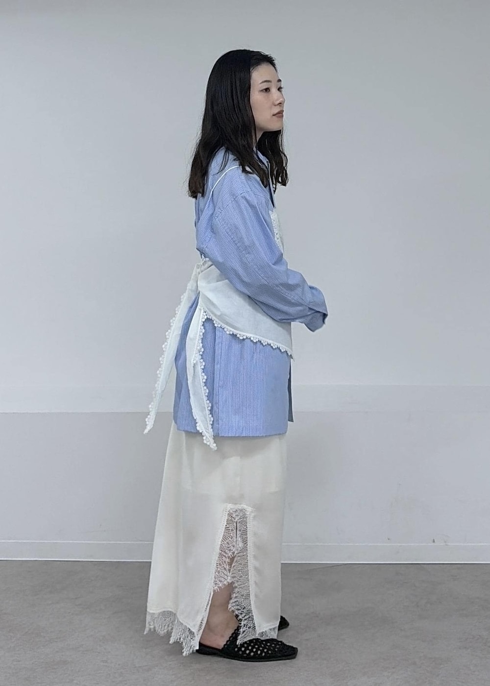 ホワイト系のスカート、ホワイト系のキャミソール、ブルー系のその他アウターを着用したレディースの冬コーディネートの4枚目の写真