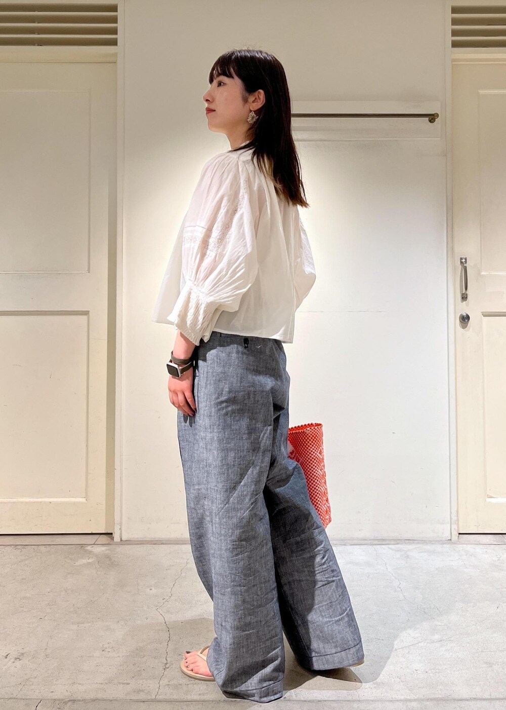 「骨格ウェーブ、ブルベ、低身長、NICOLAS LAINAS、Letra、サロンアダムエロペ、カゴバッグ、ブラウス、夏コーデ、休日スタイル、デニム、お出かけコーデ、SALON　adam et rope'、レトラ」｜「NICOLAS LAINASの【NICOLAS LAINAS（ニコラスライナス）】コンフォートソールトングサンダル（サンダル、ベージュ系）」を使った、michiruさん（レディース・156cm）の夏コーディネートの5枚目の写真