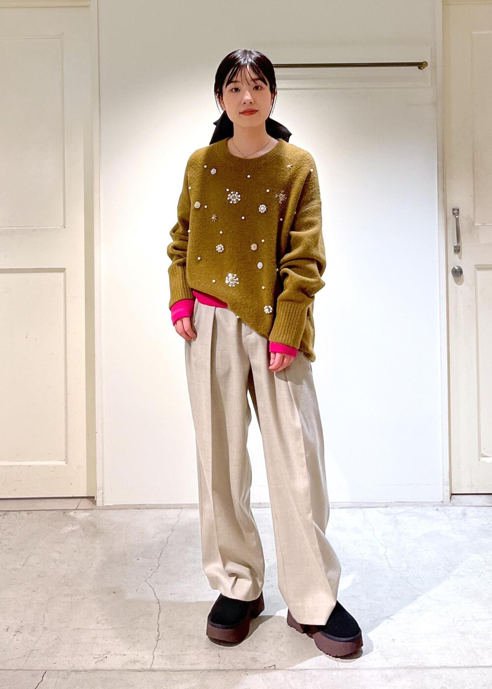 「BALLI、シャギー、Pコート、ベージュ、アウター、ニット、ビジュー、ヤクウール、プルオーバー、カーキ、KINAN、Tシャツ、リブ、ピンク、フラノ」|「heyepの【heyep(ヘイップ)】Silk Square Large Scrunchie/シルクスクエアシュシュ ラージ(シュシュ、ブラック系)」を使った、michiruさん(レディース・156cm)の冬コーディネートの5枚目の写真