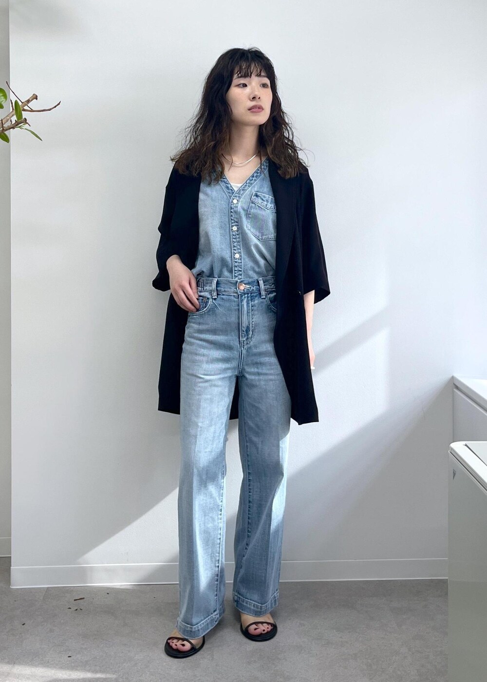 「ハーフスリーブ、ブラック、羽織、RED CARD TOKYO for SALON、RED CARD TOKYO、デニム、GILET blouse、easy SLOGAN、ブルー、BRENTELLA、VIRNINA、ミュール、春コーデ、初夏コーデ、夏コーデ」｜「RED CARD TOKYOの【RED CARD TOKYO（レッドカードトーキョー）for SALON】別注GILET blouse / デニムジレベスト（ベスト、ブルー系）」を使った、michiruさん（レディース・156cm）の春コーディネートの2枚目の写真