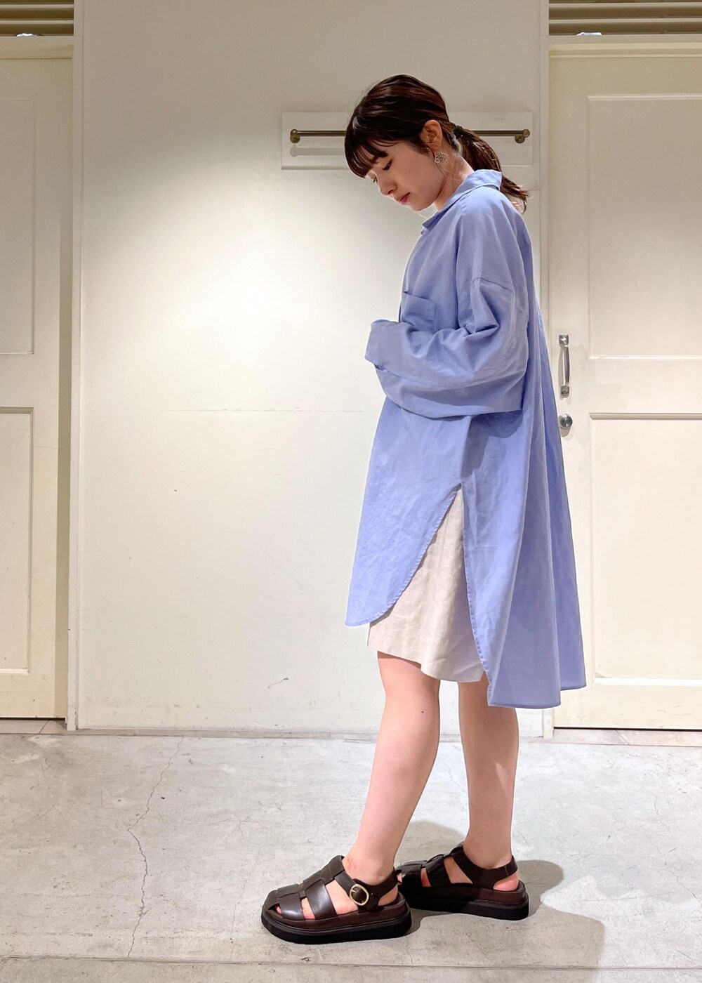「骨格ウェーブ、ブルベ、低身長、Americana、アメリカーナ、タンクトップ、ショートパンツ、レザーサンダル、MOHI、サロンアダムエロペ、SALON　adam et rope'、夏コーデ、休日スタイル、ビッグシルエット、お出かけコーデ」｜「SALON adam et rope'の【セットアップ対応】麻混ヘリンボンショートパンツ（その他パンツ、ベージュ系）」を使った、michiruさん（レディース・156cm）の夏コーディネートの6枚目の写真