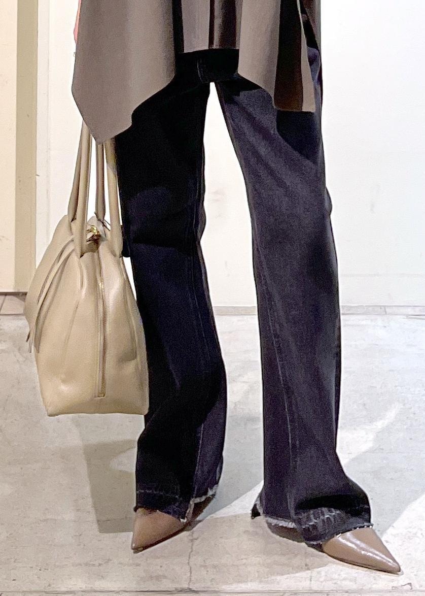 ベージュ系のボストンバッグ、グレー系のデニムパンツ、グレー系のシャツ/ブラウスを着用したレディースの夏コーディネートの10枚目の写真