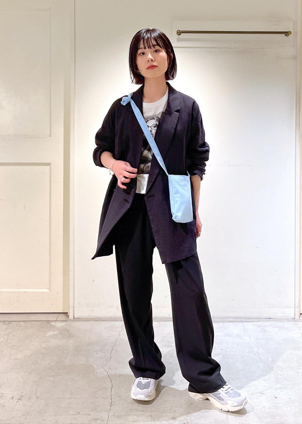 「オーガニックコットン、COUTURE D'ADAM、Tシャツ、スラックス、New Balance、ニューバランス、ノベルティ、NOVELTY、サコッシュ、ブルー、グレー、ブラック、ジャケット、パンツ、スニーカー」|「SALON adam et rope'のイージーリラックスストレートパンツ【UVケア・防シワ・吸水速乾・洗える】(スラックス、ブラック系)」を使った、michiruさん(レディース・156cm)の春コーディネートの4枚目の写真