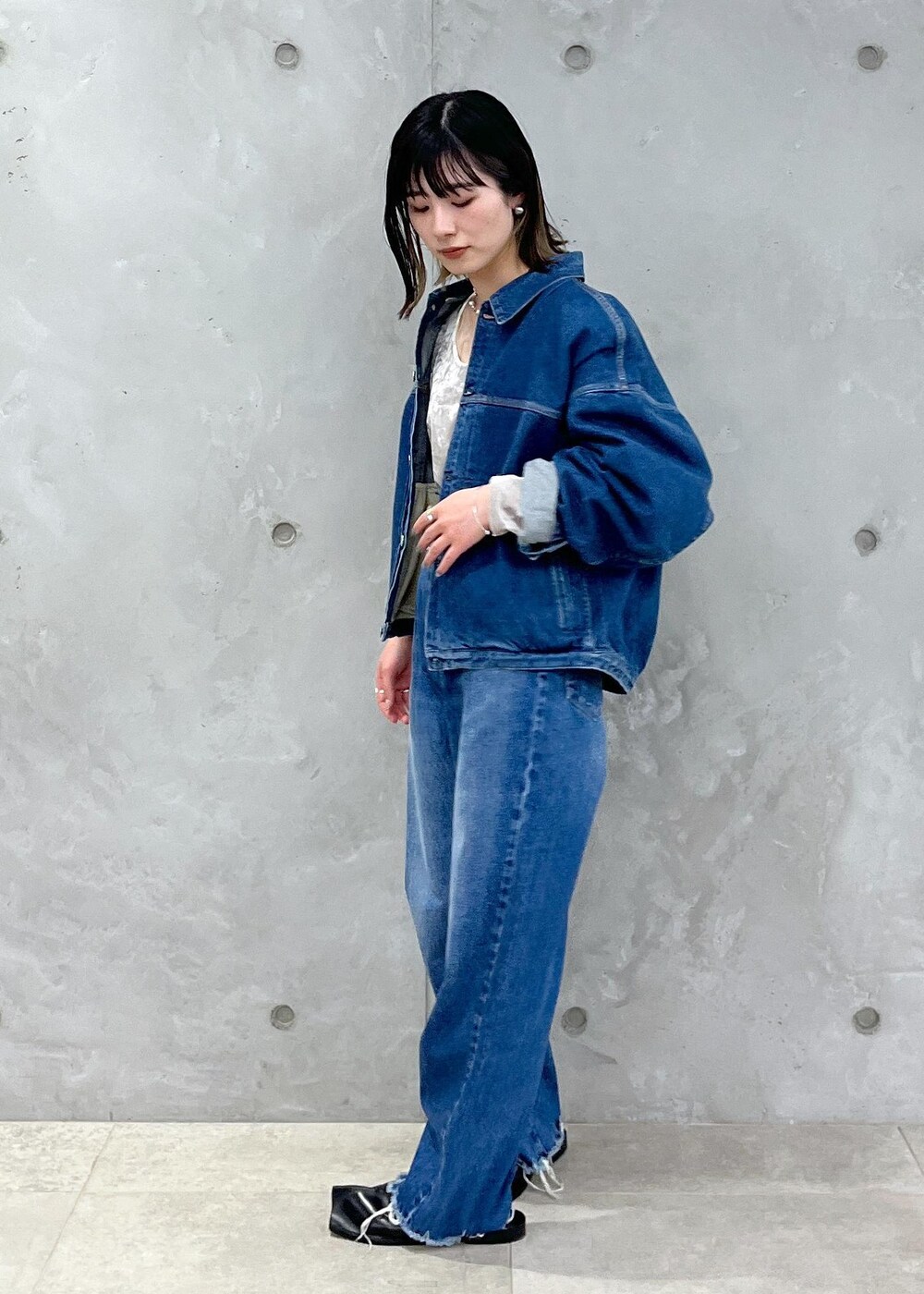 「24SS春の新作、KURO、クロ、ベロア、Tシャツ、2way、別注、サロンアダムエロペ、Gabriela Coll Garments、ガブリエラコールガーメンツ、ブルー、デニム、ジャケット、インディゴブルー、ベージュ」｜「SALON adam et rope'のクラッシュベロア2WAYロングスリーブTシャツ【セットアップ対応・洗える】（Tシャツ/カットソー、ベージュ系）」を使った、michiruさん（レディース・156cm）の冬コーディネートの5枚目の写真