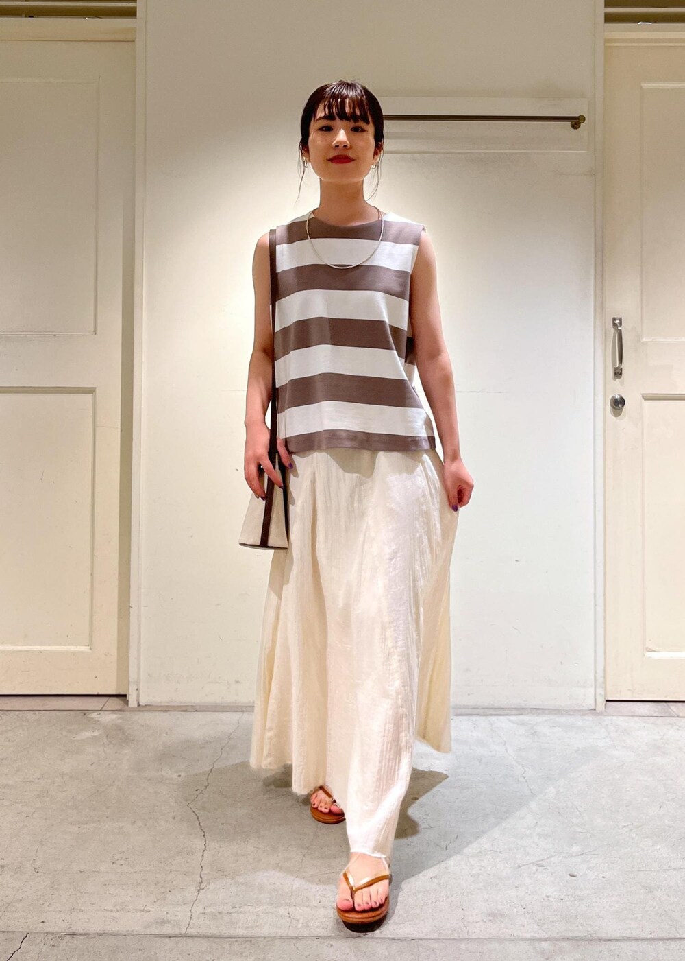 「骨格ウェーブ、ブルベ、低身長、オーガニックコットン、サロンアダムエロペ、NICOLAS LAINAS、ショルダーバッグ、ノースリーブ、お出かけコーデ、夏コーデ、ボーダー、淡色コーデ、リラックススタイル、SALON　adam et rope'、ラクチンコーデ」｜「SALON adam et rope'のキャンバスレザーコンビポシェット/ショルダーバッグ（ショルダーバッグ、ブラウン系）」を使った、michiruさん（レディース・156cm）の夏コーディネートの3枚目の写真