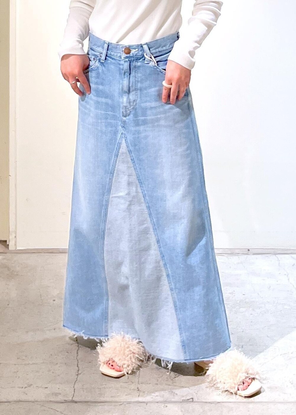 「Tシャツ、redcardtokyo、Vivan、デニム、スカート、ブルー、ミドルトートバッグ、レザー、Wminibag_pickup、初春コーデ、春コーデ、デートコーデ、お出かけコーデ、旅行コーデ、推し活コーデ」｜「SALON adam et rope'のスプリットレザーミドルトートバッグ/バケットバッグ（ショルダーバッグ、ベージュ系）」を使った、michiruさん（レディース・156cm）の春コーディネートの8枚目の写真