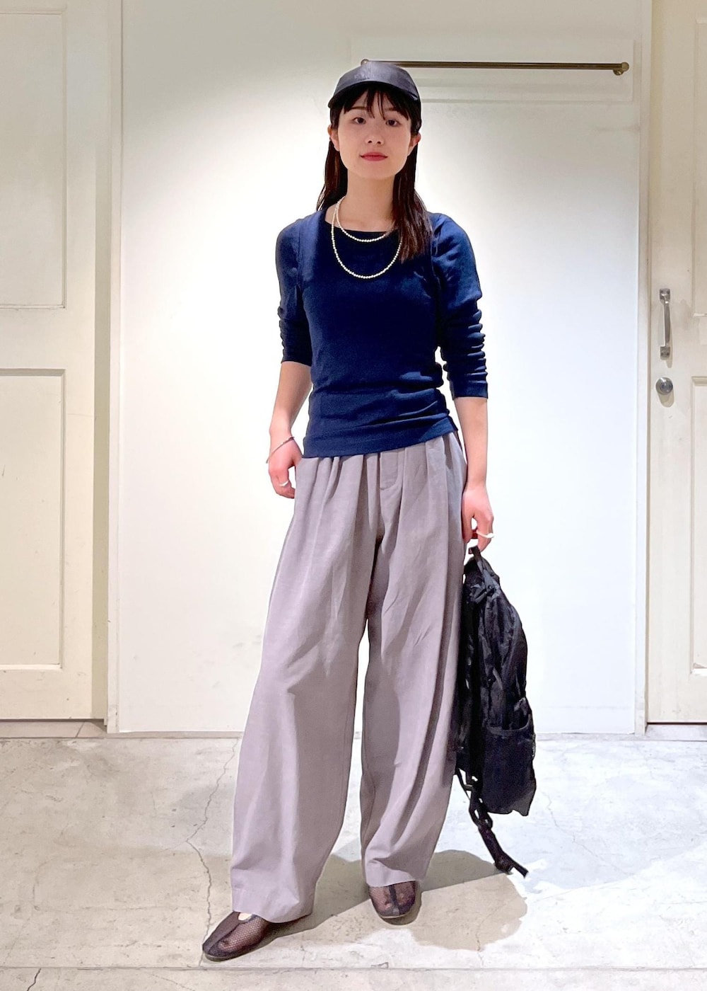 「Hug Silk、プルオーバー、Tシャツ、シルク、ネイビー、カーヴィーパンツ、グリーン、REMME、Americana for SALON、ERICKA NICOLAS BEGAY、シルバーアクセサリー、リュック、THE NORTH FACE、初春コーデ、春コーデ」｜「REMMEの【REMME(レメ)】メッシュフラットシューズ（パンプス、ブラック系）」を使った、michiruさん（レディース・156cm）の春コーディネートの5枚目の写真