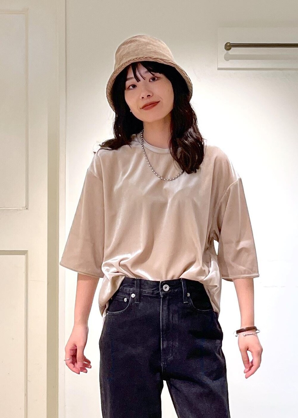 ブラック系のサンダル、グレー系のデニムパンツ、ベージュ系のTシャツ/カットソーを着用したレディースの夏コーディネートの9枚目の写真