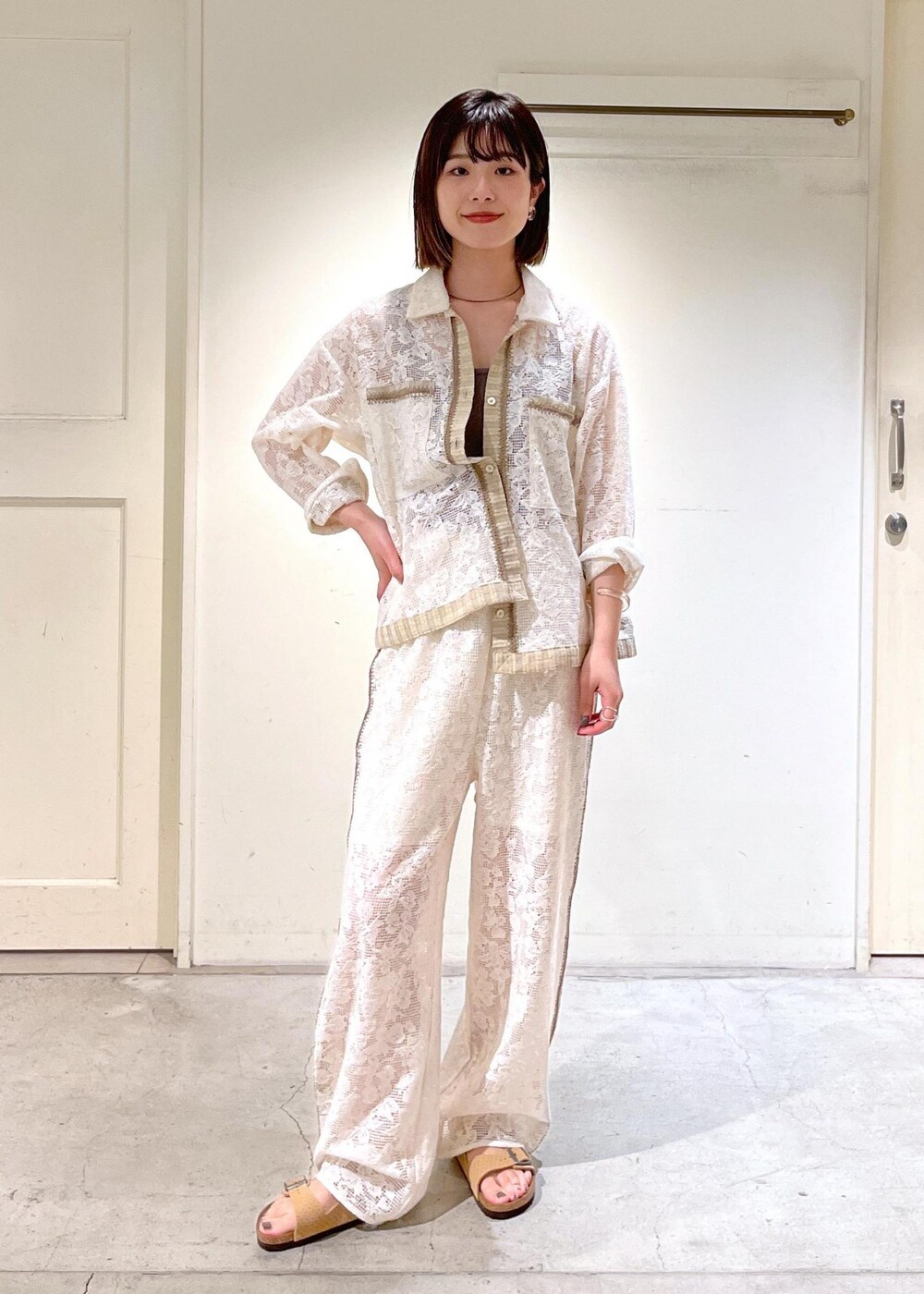 「オーガニックコットン、ジャケット、シャツ、KINAN、タンクトップ、カーキ、BIRKENSTOCK、Arizona VL Dotted、Alec Soth、トートバッグ、ホワイト、ベージュ、パンツ、レース、サンダル」|「SALON adam et rope'のKINANファームリーリブタンクトップ(タンクトップ、グリーン系)」を使った、michiruさん(レディース・156cm)の春コーディネートの2枚目の写真