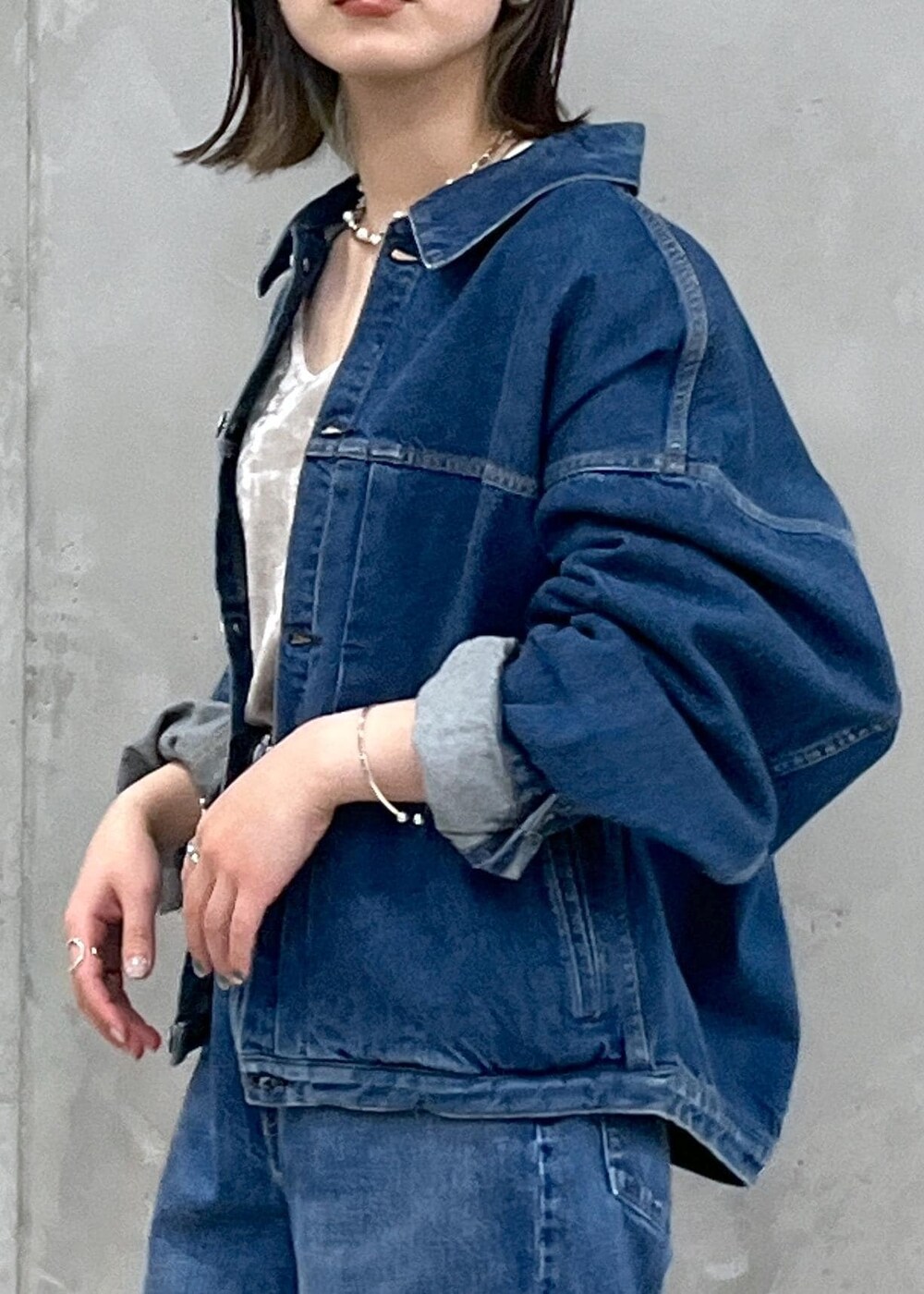 「24SS春の新作、KURO、クロ、ベロア、Tシャツ、2way、別注、サロンアダムエロペ、Gabriela Coll Garments、ガブリエラコールガーメンツ、ブルー、デニム、ジャケット、インディゴブルー、ベージュ」｜「SALON adam et rope'のクラッシュベロア2WAYロングスリーブTシャツ【セットアップ対応・洗える】（Tシャツ/カットソー、ベージュ系）」を使った、michiruさん（レディース・156cm）の冬コーディネートの9枚目の写真