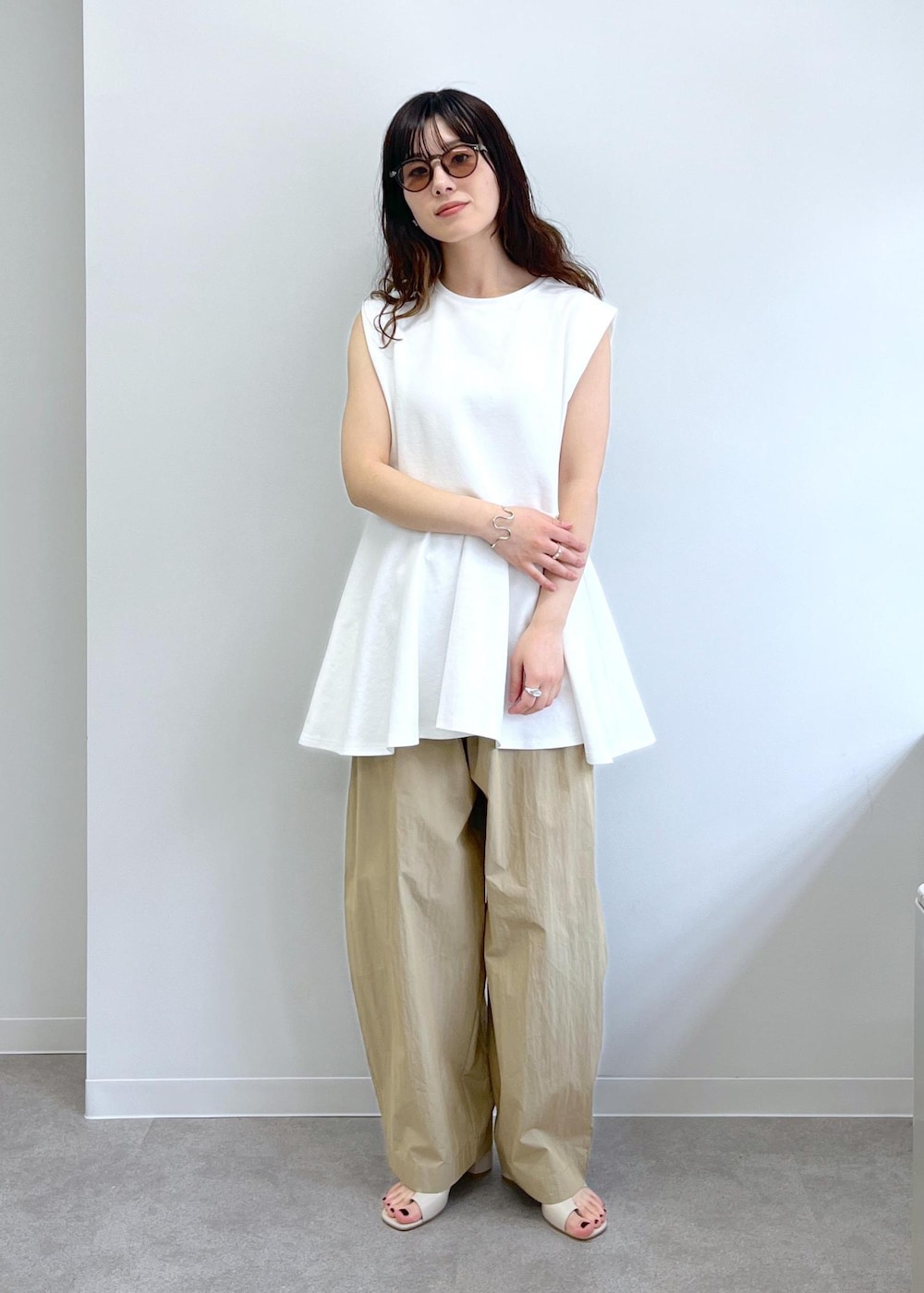 「プルオーバー、ペプラム、ノースリーブ、イージーパンツ、カーヴィーパンツ、ベージュ、初春コーデ、春コーデ、初夏コーデ、デートコーデ、お出かけコーデ、旅行コーデ、アウトドアコーデ、推し活コーデ、女子会コーデ」|「SALON adam et rope'のヒールトングサンダル(サンダル、グレー系)」を使った、michiruさん(レディース・156cm)の春コーディネートの10枚目の写真