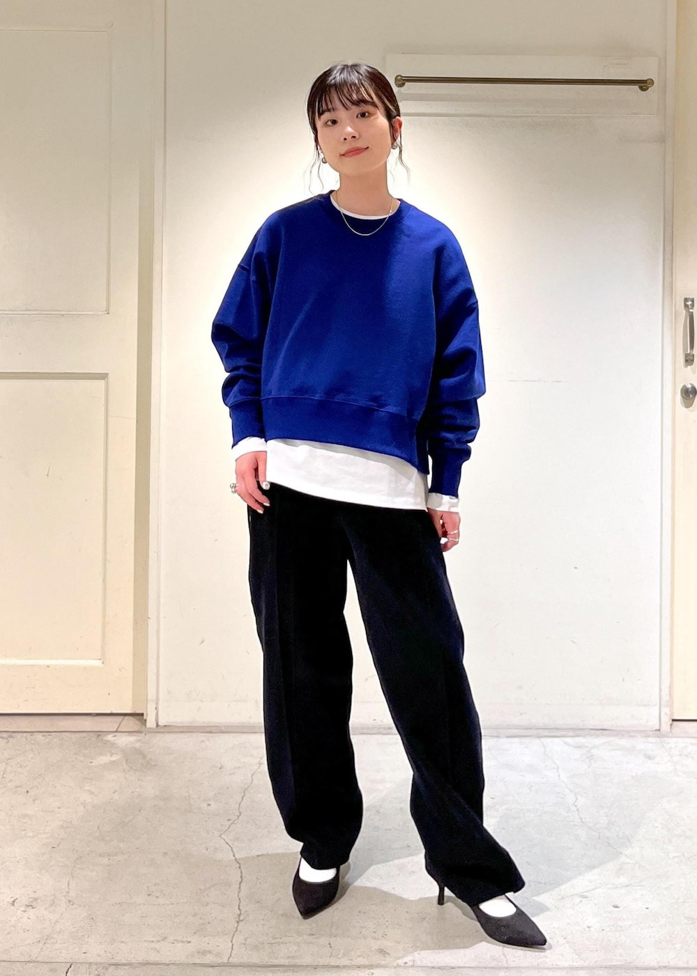 「24SS春の新作、スウェット、プルオーバー、KARL BLOSSFELD、Tシャツ、トラックパンツ、サロンアダムエロペ、トートバッグ、Americana for SALON、Americana、アメリカーナ、ポーチセット、ライトグレー、クリーミーコットン、ブラック」|「SALON adam et rope'の【KARL BLOSSFELD】フォトロングスリーブTシャツ(Tシャツ/カットソー、ホワイト系)」を使った、michiruさん(レディース・156cm)の冬コーディネートの4枚目の写真