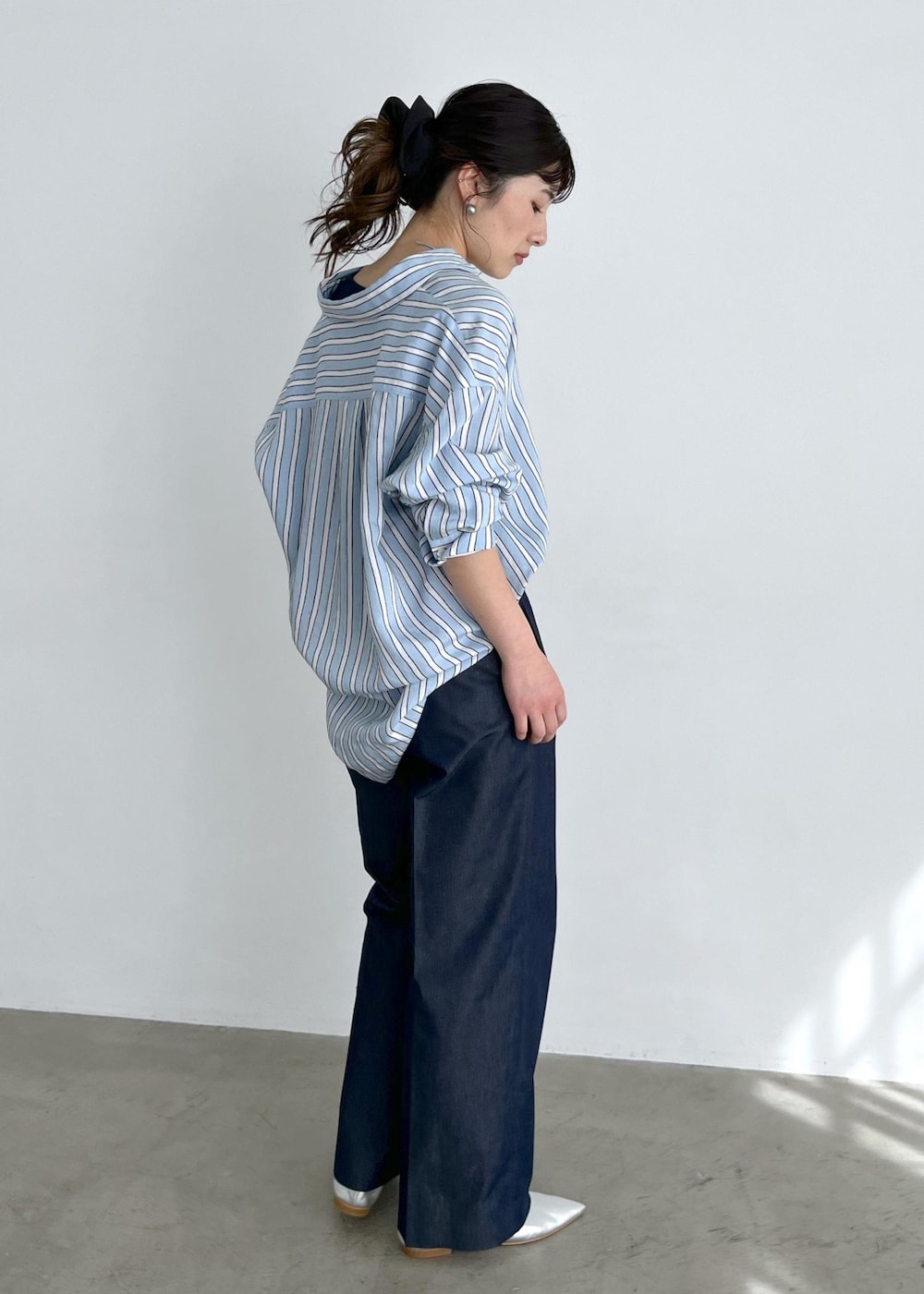 「オーバーシャツ、ストライプ、ブルー、Hug Silk、シルク、ネイビー、デニム、シルバー、レザー、初春コーデ、春コーデ、デートコーデ、お出かけコーデ、旅行コーデ、アウトドアコーデ」|「SALON adam et rope'のHug Silk ラウンドネックタンクトップ(タンクトップ、ブルー系)」を使った、michiruさん(レディース・156cm)の春コーディネートの5枚目の写真