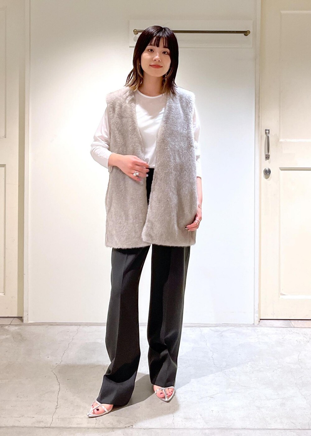 「ジレ、GGG for SALON、GOOD PEOPLE GOOD STITCHING GOOD PRODUCT、シアー、VISTO WOOL GABA、ウール、ボディバッグ、レザー、ブラック、シルバー、グレー、ファー、ホワイト、Tシャツ、クルーネック」|「SALON adam et rope'の【雑誌掲載】【追加】レザーボックスショルダーバッグ(ショルダーバッグ、シルバー系)」を使った、michiruさん(レディース・156cm)の秋コーディネートの4枚目の写真