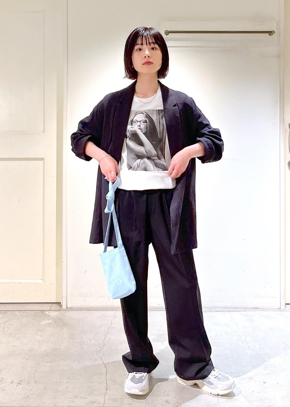 「オーガニックコットン、COUTURE D'ADAM、Tシャツ、スラックス、New Balance、ニューバランス、ノベルティ、NOVELTY、サコッシュ、ブルー、グレー、ブラック、ジャケット、パンツ、スニーカー」|「SALON adam et rope'のイージーリラックスストレートパンツ【UVケア・防シワ・吸水速乾・洗える】(スラックス、ブラック系)」を使った、michiruさん(レディース・156cm)の春コーディネートの9枚目の写真