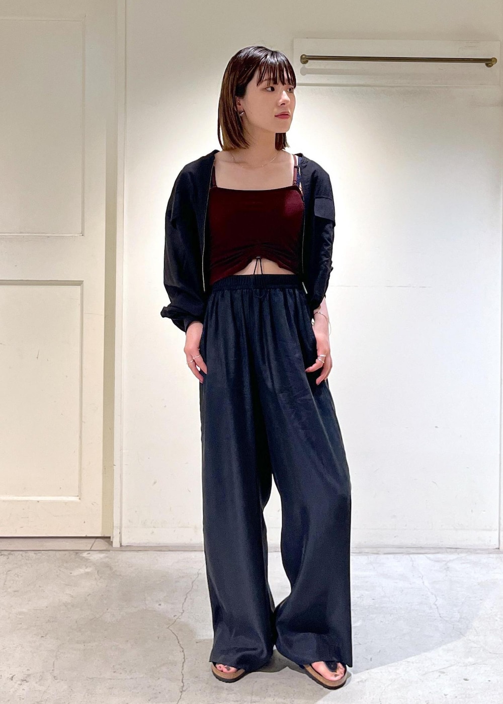「Speedo、Pile Mini Top、スイムウェア、ワインレッド、イージーパンツ、BIRKENSTOCK、Gizeh Big Buckle LEOI、KiU for SALON、KiU、水着、羽織り、雨の日コーデ、夏コーデ、夏の快適ボトム、ブラック」|「SALON adam et rope'のシアークロップドブルゾン【洗える】(ブルゾン、ブラック系)」を使った、michiruさん(レディース・156cm)の夏コーディネートの6枚目の写真