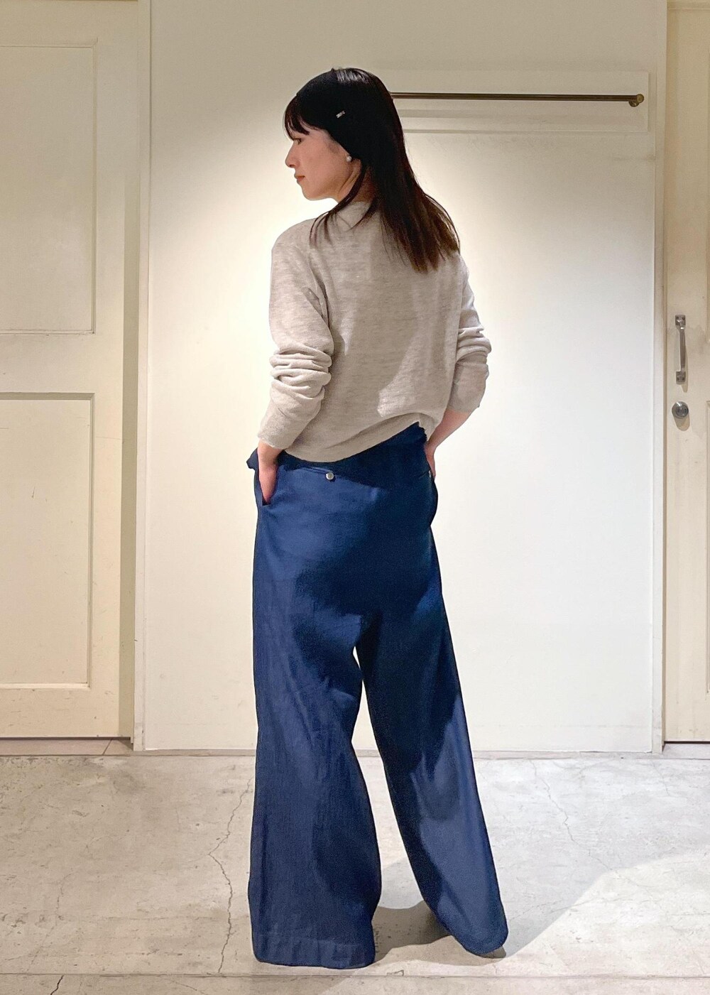 「スパークルリネン、グレー、デニム、adidas、SUPERSTAR82、heyep、ヘアバンド、初春コーデ、春コーデ、デートコーデ、お出かけコーデ、旅行コーデ、アウトドアコーデ、推し活コーデ、女子会コーデ」｜「SALON adam et rope'の［スパークルリネン］シアーラメニットクルーネックカーディガン（カーディガン/ボレロ、グレー系）」を使った、michiruさん（レディース・156cm）の春コーディネートの4枚目の写真
