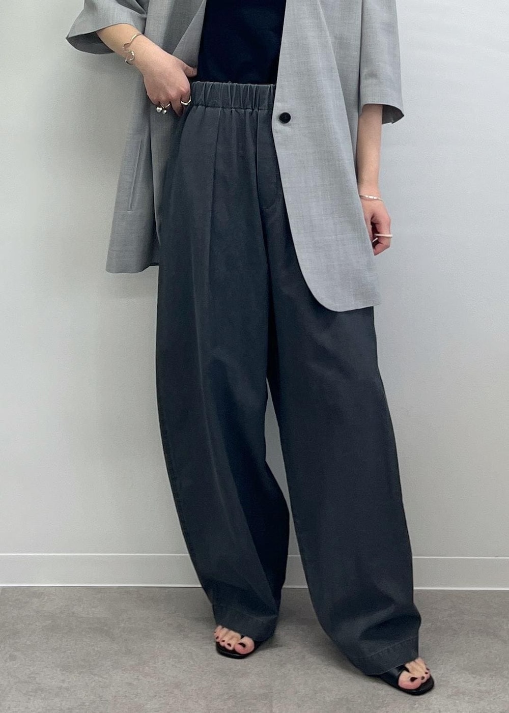「Americana for SALON、Americana、ジャケット、ノーカラー、半袖、グレー、カーヴィーパンツ、チャコール、サンダル、ブラック、初春コーデ、春コーデ、初夏コーデ、お仕事コーデ、セレモニーコーデ」｜「AMERICANAの【Americana（アメリカーナ） for SALON】別注ジャケット（テーラードジャケット、グレー系）」を使った、michiruさん（レディース・156cm）の冬コーディネートの10枚目の写真
