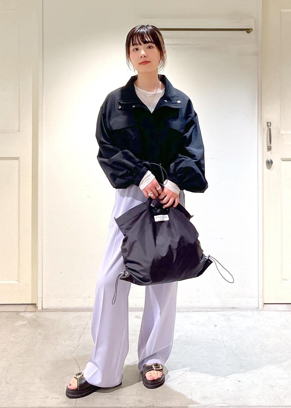 「ブルゾン、シアー、Tシャツ、スラックス、MOHI、別注、ショルダーバック、トートバッグ、アメリカーナ、ブラック、パンツ、ラベンダー、サンダル、厚底、サロンアダムエロペ」｜「SALON adam et rope'のシアークルーネックプルオーバー（Tシャツ/カットソー、ホワイト系）」を使った、michiruさん（レディース・156cm）の冬コーディネートの6枚目の写真