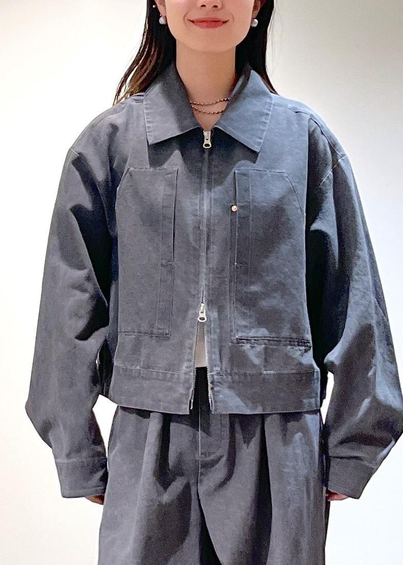 「ジップ、チャコール、カーヴィーパンツ、ホワイト、スニーカー、adidas、レザーバッグ、チェーンバッグ、クラッチバッグ、初春コーデ、春コーデ、デートコーデ、お出かけコーデ、旅行コーデ、アウトドアコーデ」｜「SALON adam et rope'の【2WAY】レザースクエアチェーンクラッチショルダーバッグ（ショルダーバッグ、グリーン系）」を使った、michiruさん（レディース・156cm）の春コーディネートの9枚目の写真
