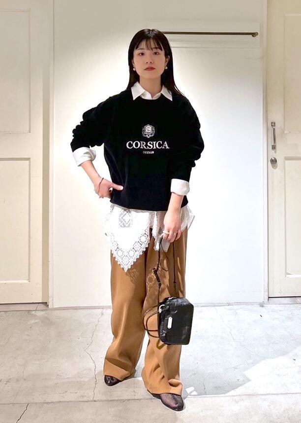 「CreamyCotton、クリーミーコットン、プルオーバー、オーガニックコットン、ブラック、シャツ、レース、ホワイト、Baserange、ベースレンジ、ブラウン、REMME、フラットシューズ、初春コーデ、春コーデ」｜「REMMEの【REMME(レメ)】メッシュフラットシューズ（パンプス、ブラック系）」を使った、michiruさん（レディース・156cm）の冬コーディネートの3枚目の写真