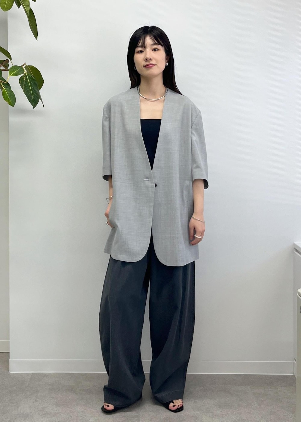 「Americana for SALON、Americana、ジャケット、ノーカラー、半袖、グレー、カーヴィーパンツ、チャコール、サンダル、ブラック、初春コーデ、春コーデ、初夏コーデ、お仕事コーデ、セレモニーコーデ」｜「AMERICANAの【Americana（アメリカーナ） for SALON】別注ジャケット（テーラードジャケット、グレー系）」を使った、michiruさん（レディース・156cm）の冬コーディネートの6枚目の写真