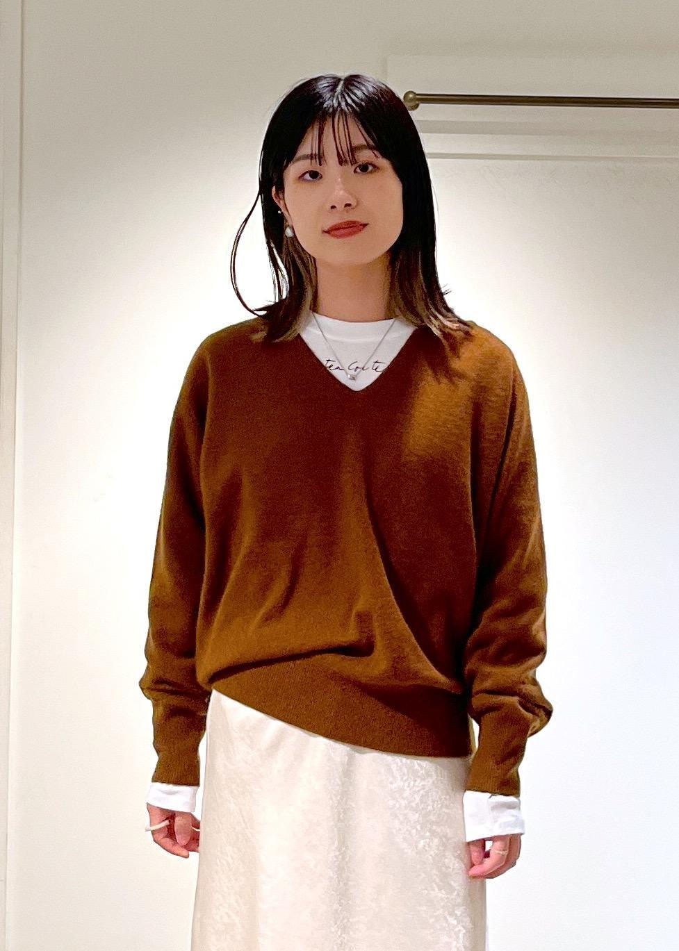 「カシミヤ、ニット、プルオーバー、ブラウン、Ｖネック、Jean Cocteau、Tシャツ、ホワイト、フレアスカート、サテン、New Balance、ML725、helen Moore、ファーバッグ、もこもこバッグ」｜「HELEN MOOREの【helen Moore】Detachable Gold（ハンドバッグ、ブラウン系）」を使った、michiruさん（レディース・156cm）の秋コーディネートの7枚目の写真