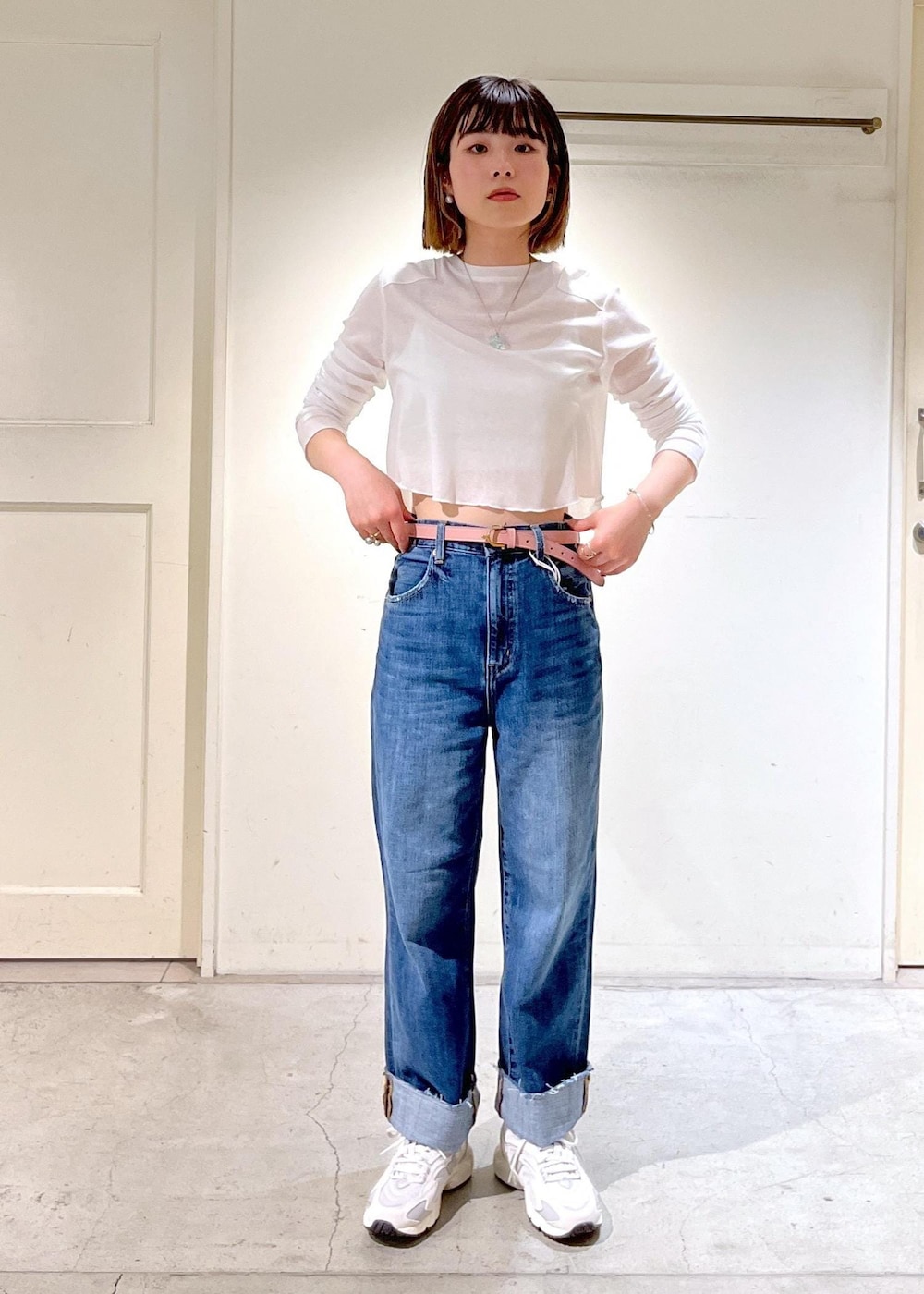 「Americana、Tシャツ、タンクトップ、redcardtokyo、レッドカードトーキョー、POP UP、Manoa、New Balance、ML725、ハンドルバッグ、ピンク、TORY LEATHER、ベルト、ホワイト、ブルー」｜「AMERICANAの[24SS]【Americana for SALON】別注シアーロングTシャツ＆キャミソールセットアップ（Tシャツ/カットソー、ホワイト系）」を使った、michiruさん（レディース・156cm）の春コーディネートの8枚目の写真