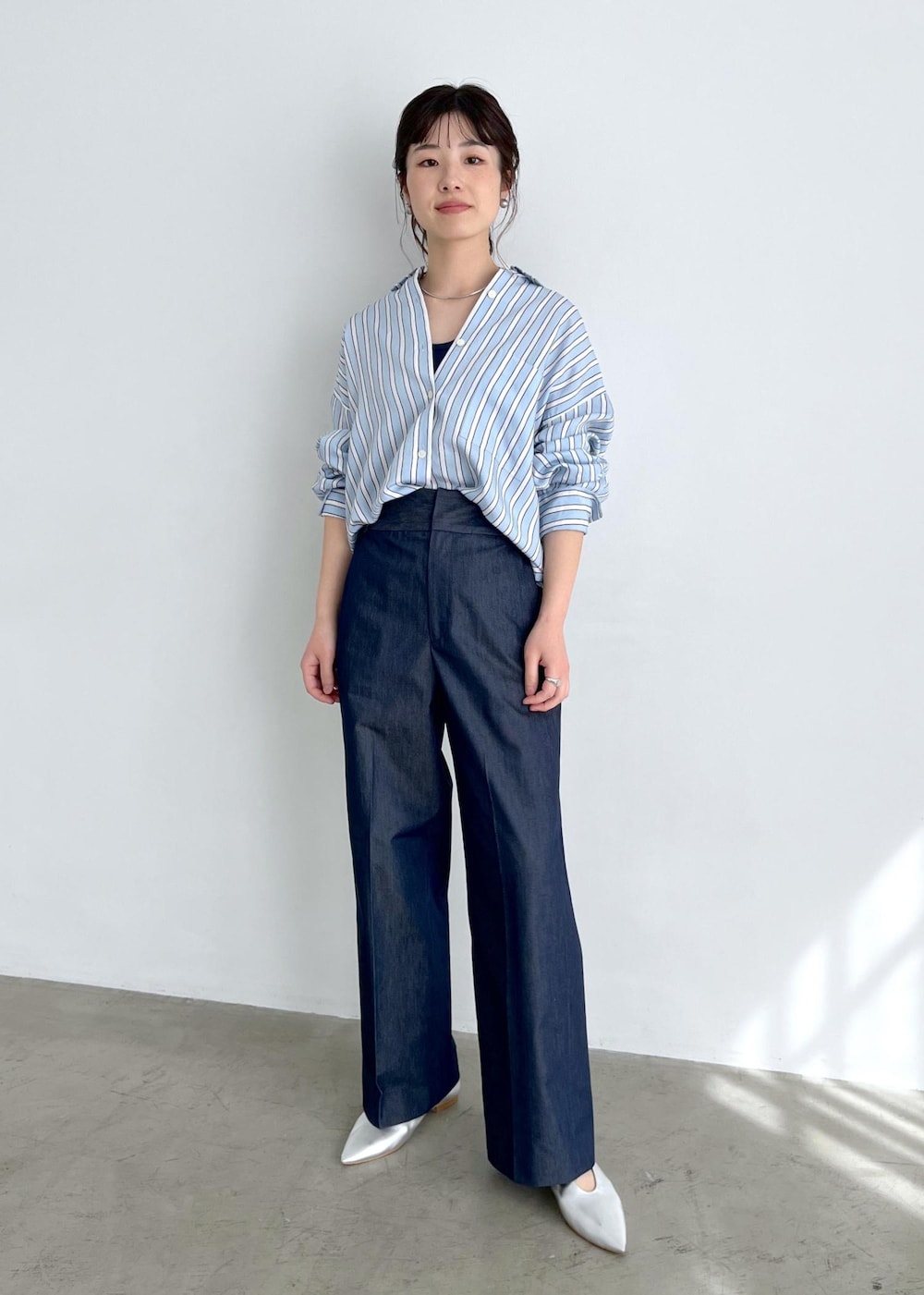 「オーバーシャツ、ストライプ、ブルー、Hug Silk、シルク、ネイビー、デニム、シルバー、レザー、初春コーデ、春コーデ、デートコーデ、お出かけコーデ、旅行コーデ、アウトドアコーデ」|「SALON adam et rope'のHug Silk ラウンドネックタンクトップ(タンクトップ、ブルー系)」を使った、michiruさん(レディース・156cm)の春コーディネートの4枚目の写真