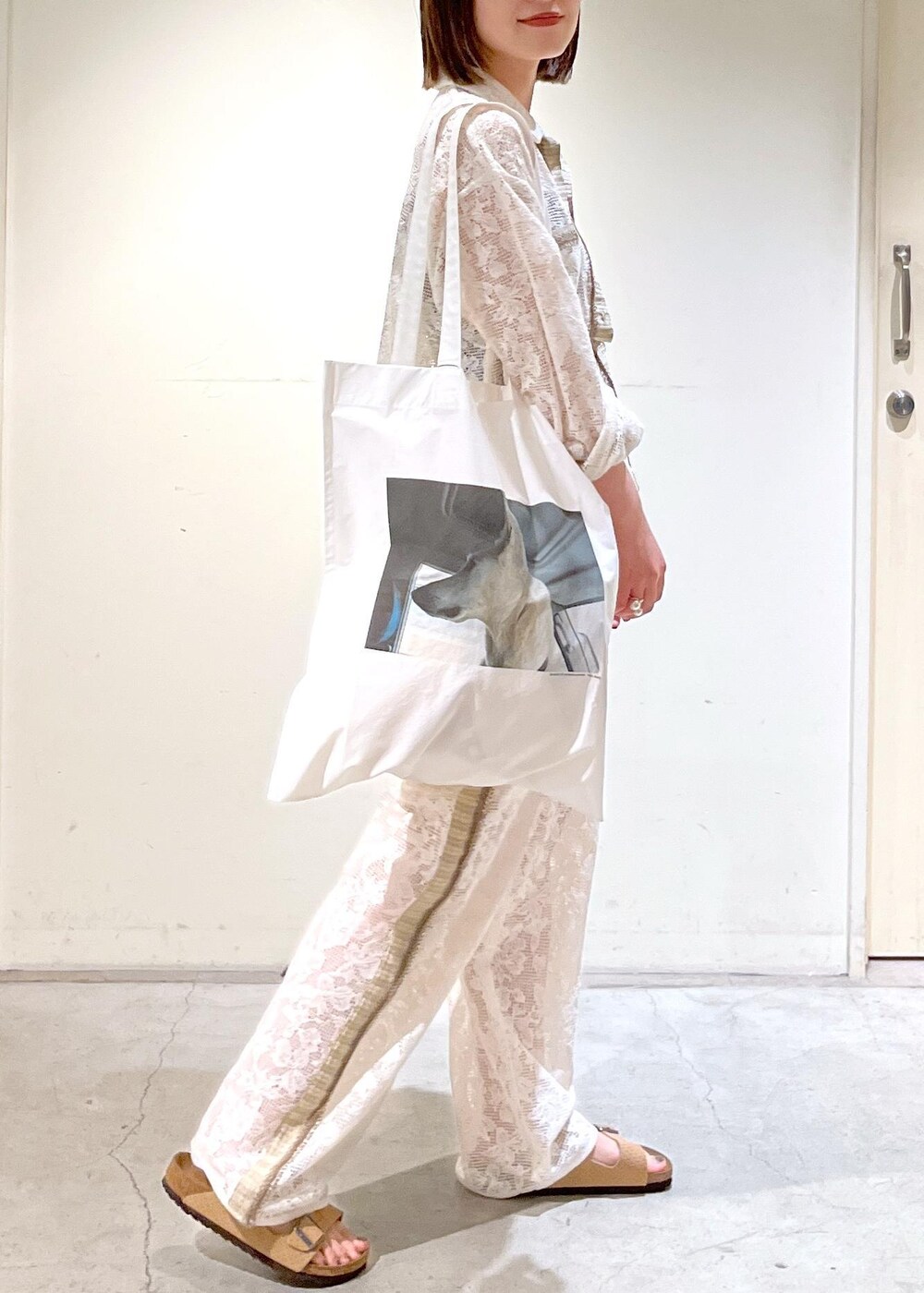 「オーガニックコットン、ジャケット、シャツ、KINAN、タンクトップ、カーキ、BIRKENSTOCK、Arizona VL Dotted、Alec Soth、トートバッグ、ホワイト、ベージュ、パンツ、レース、サンダル」|「SALON adam et rope'のKINANファームリーリブタンクトップ(タンクトップ、グリーン系)」を使った、michiruさん(レディース・156cm)の春コーディネートの8枚目の写真