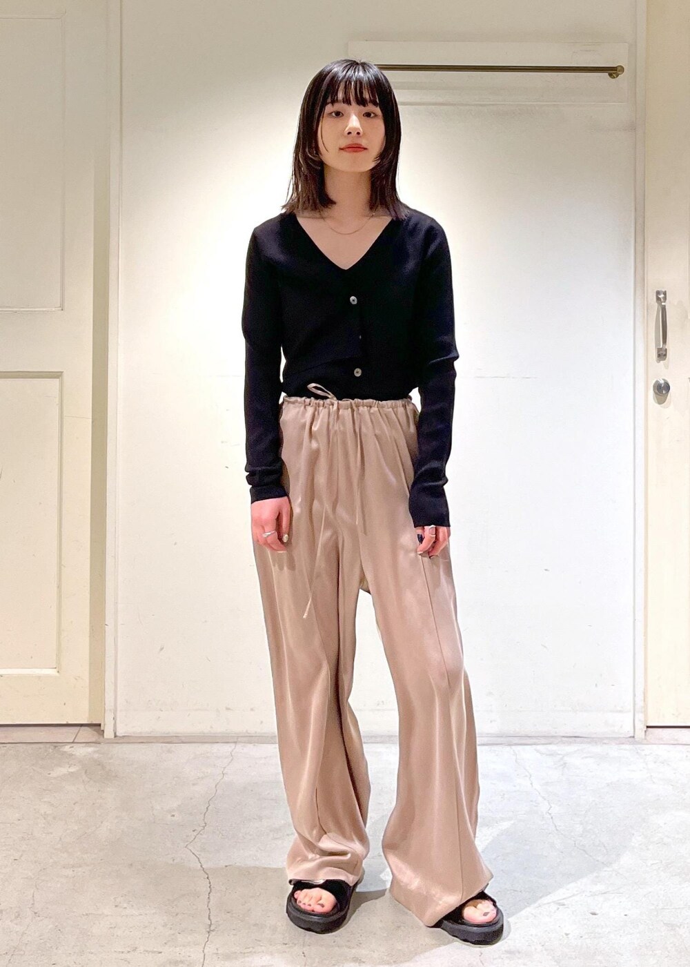 「24SS春の新作、ウォッシャブルシルク、キャミソール、GENTLE SILK、ジェントルシルク、イージーパンツ、ピンクベージュ、MOHI、クリアバッグ、3way、BAGMATI、バグマティ、ハンドバッグ、カゴバッグ、ブラック」｜「SALON adam et rope'のウォッシャブルシルクイージーパンツ【セットアップ対応】（その他パンツ、イエロー系）」を使った、michiruさん（レディース・156cm）の冬コーディネートの10枚目の写真