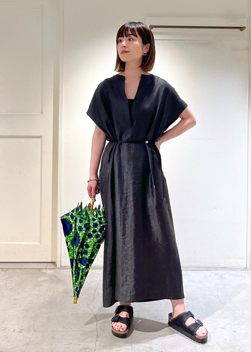 「カフタンワンピース、シャイニー、タンクトップ、KINAN、BIRKENSTOCK、Arizona、bonbonstore、日傘、ブラック、メッシュ、ワンピース、サンダル、サロンアダムエロペ、SALON adam et ropé、24SS夏の新作」｜「BIRKENSTOCKの【BIRKENSTOCK】Arizona Platform Flex Mesh（サンダル、ブラック系）」を使った、michiruさん（レディース・156cm）の春コーディネートの2枚目の写真