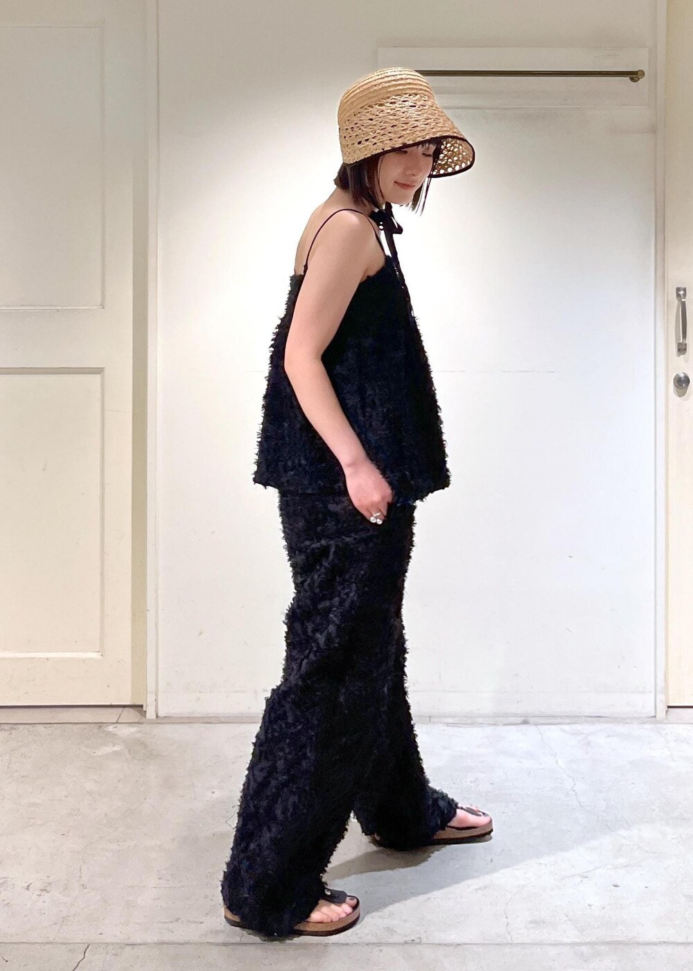 「Pheeta、ジャケット、リバーシブル、ラベンダー、KIRYU、キャミソール、ジャガード、BIRKENSTOCK、Gizeh Big Buckle LEOI、chisaki、麦わら帽子、Ryou、ブラック、ノースリーブ、パンツ」｜「SALON adam et rope'のKIRYUコーラルフラワーカットジャガードキャミソール【セットアップ対応】（キャミソール、ブラック系）」を使った、michiruさん（レディース・156cm）の春コーディネートの10枚目の写真