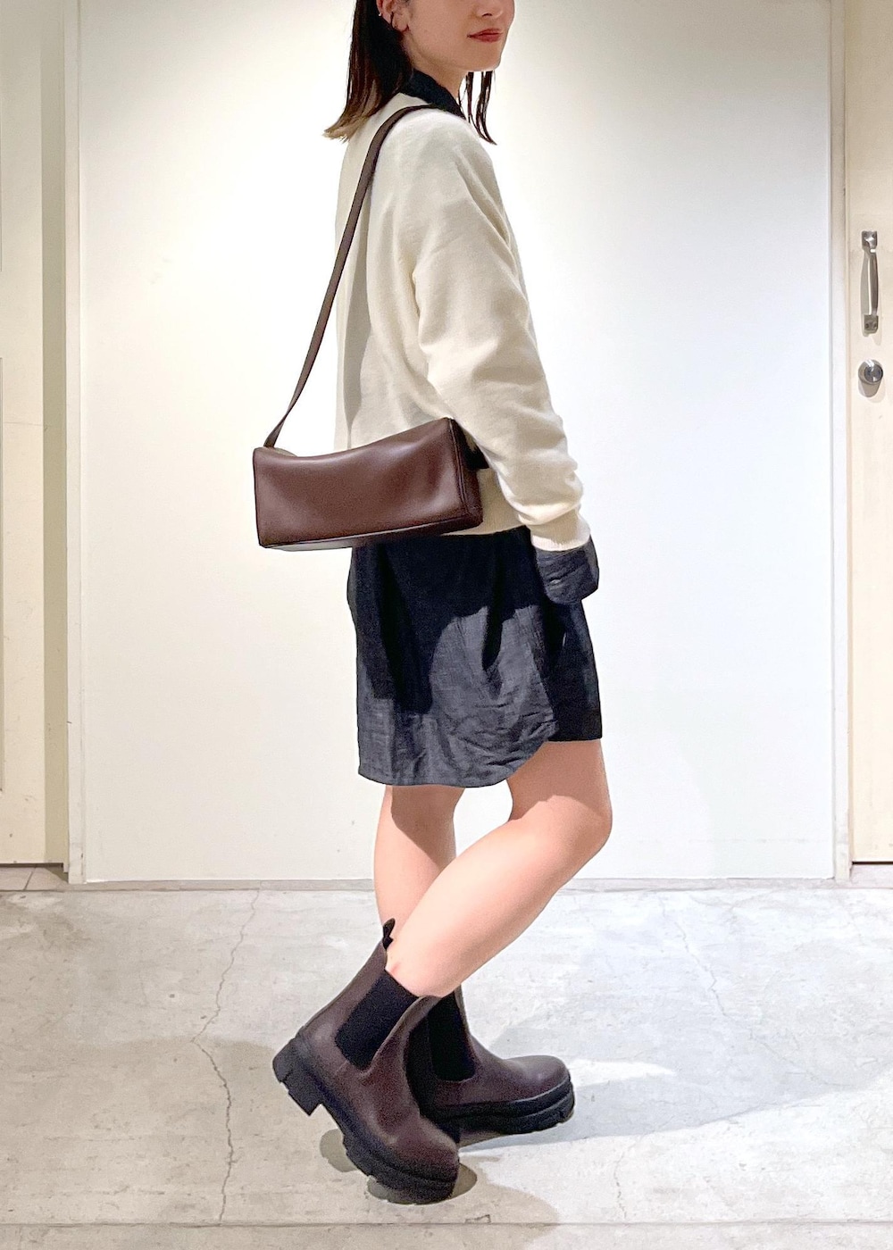 「カシミヤ、ニット、プルオーバー、ホワイト、Ｖネック、INDIVIDUALIZED SHIRTS for SALON、シャツ、オーバーシャツ、デニムシャツ、ブラック、REMME、チェルシーブーツ、ダークブラウン、レザー、秋コーデ」｜「SALON adam et rope'の【雑誌掲載】【追加】レザーボックスショルダーバッグ/クロスボディバッグ（ショルダーバッグ、ブラウン系）」を使った、michiruさん（レディース・156cm）の秋コーディネートの9枚目の写真