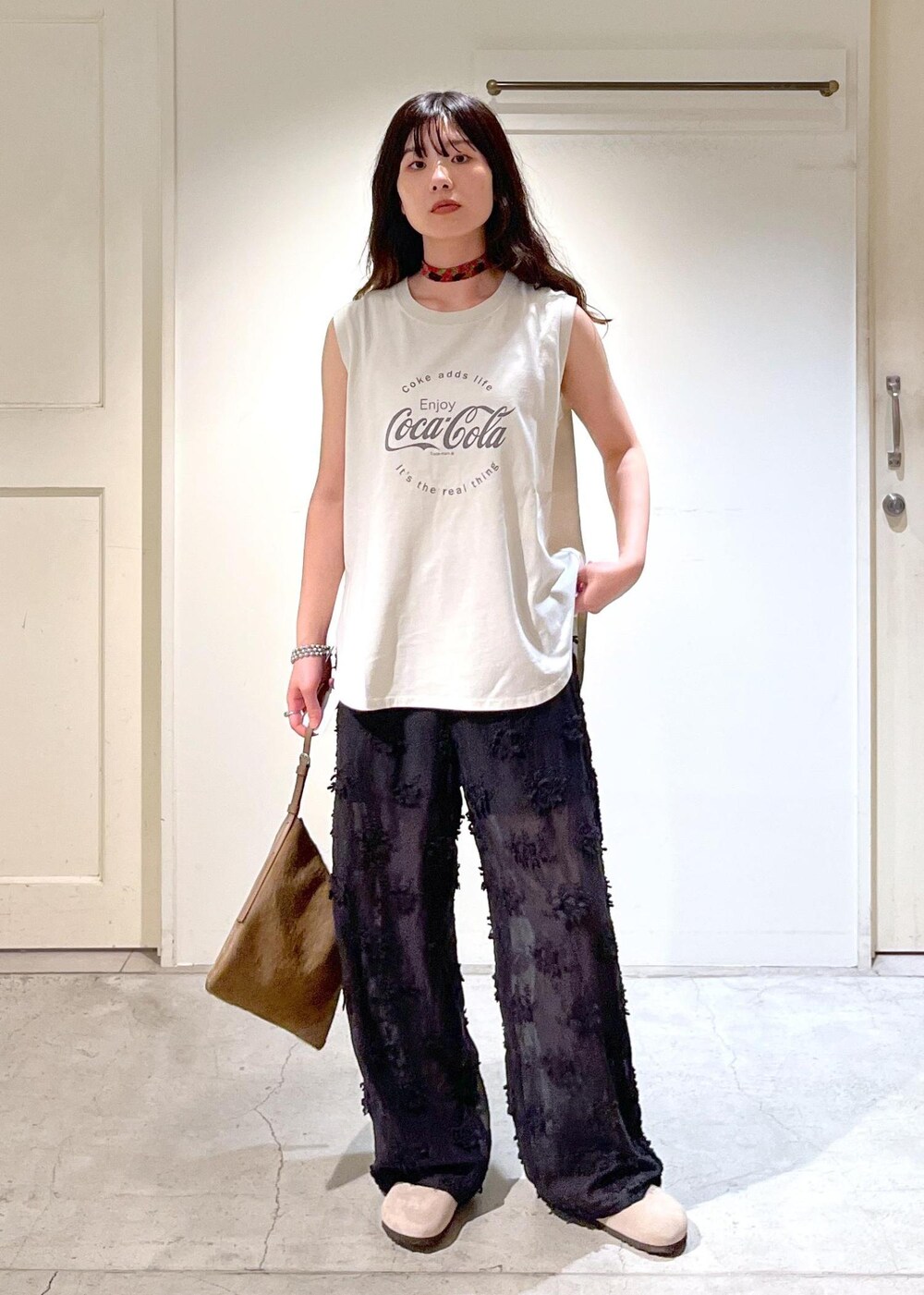 「Coca-Cola COLLECTION by JUN、Coca-Cola、コカ・コーラ、ロゴ、ベージュ、crinkle crinkle crinkle、シアー、ブラック、BIRKENSTOCK、Boston、WS、Ultrasuede(R)、初夏コーデ、夏コーデ、初秋コーデ」｜「BIRKENSTOCKの【BIRKENSTOCK(ビルケンシュトック)】Boston/ボストン（サンダル、グレー系）」を使った、michiruさん（レディース・156cm）の夏コーディネートの2枚目の写真