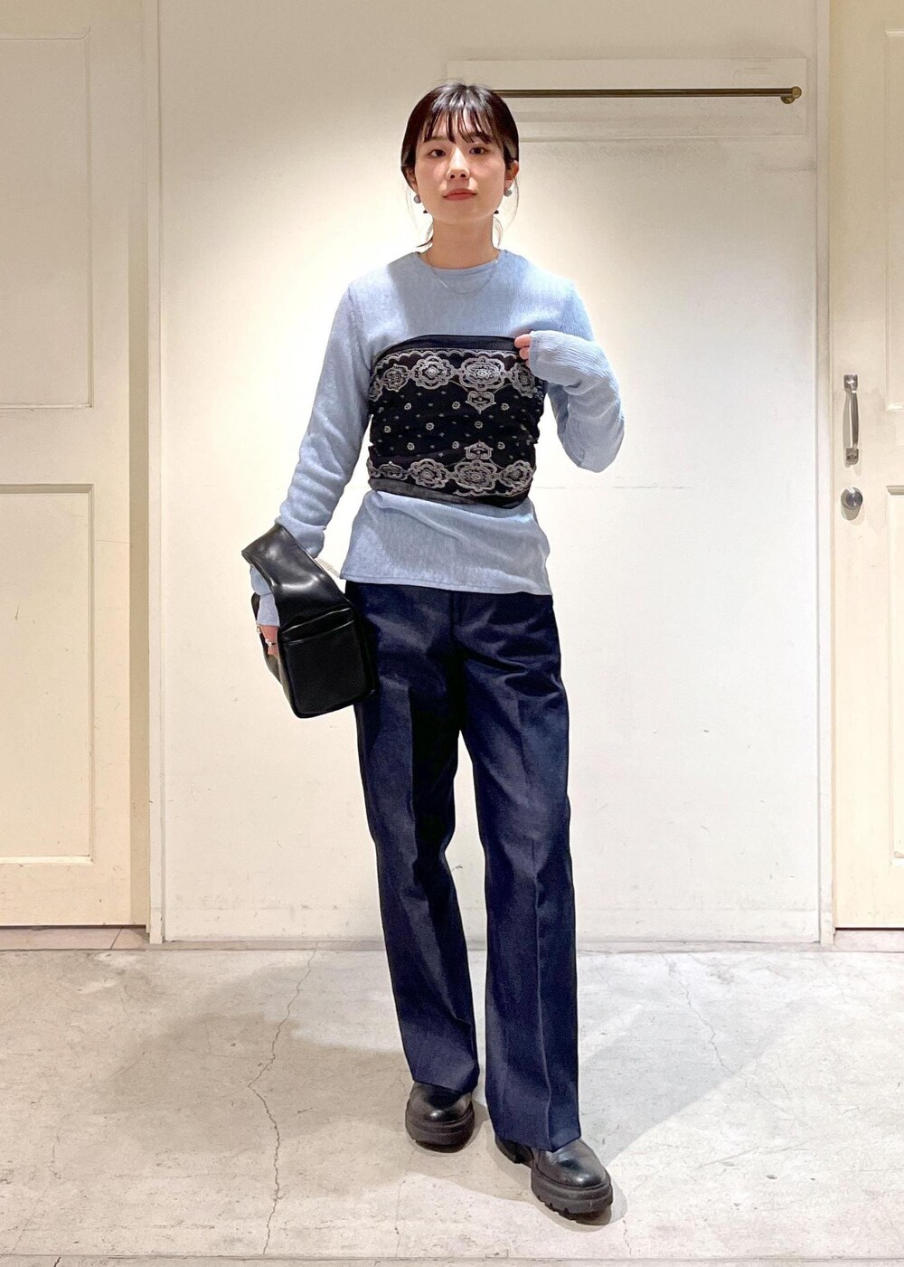 「Tシャツ、シアー、サックス、ハンドバッグ、ビスチェ、バンダナ、ブーツ、THROW、パンツ、デニム、ネイビー、ストレート、ブラック、サロンアダムエロペ、SALON adam et ropé」|「SALON adam et rope'のワンハンドルボックスミニバッグ(ハンドバッグ、ブラック系)」を使った、michiruさん(レディース・156cm)の冬コーディネートの4枚目の写真