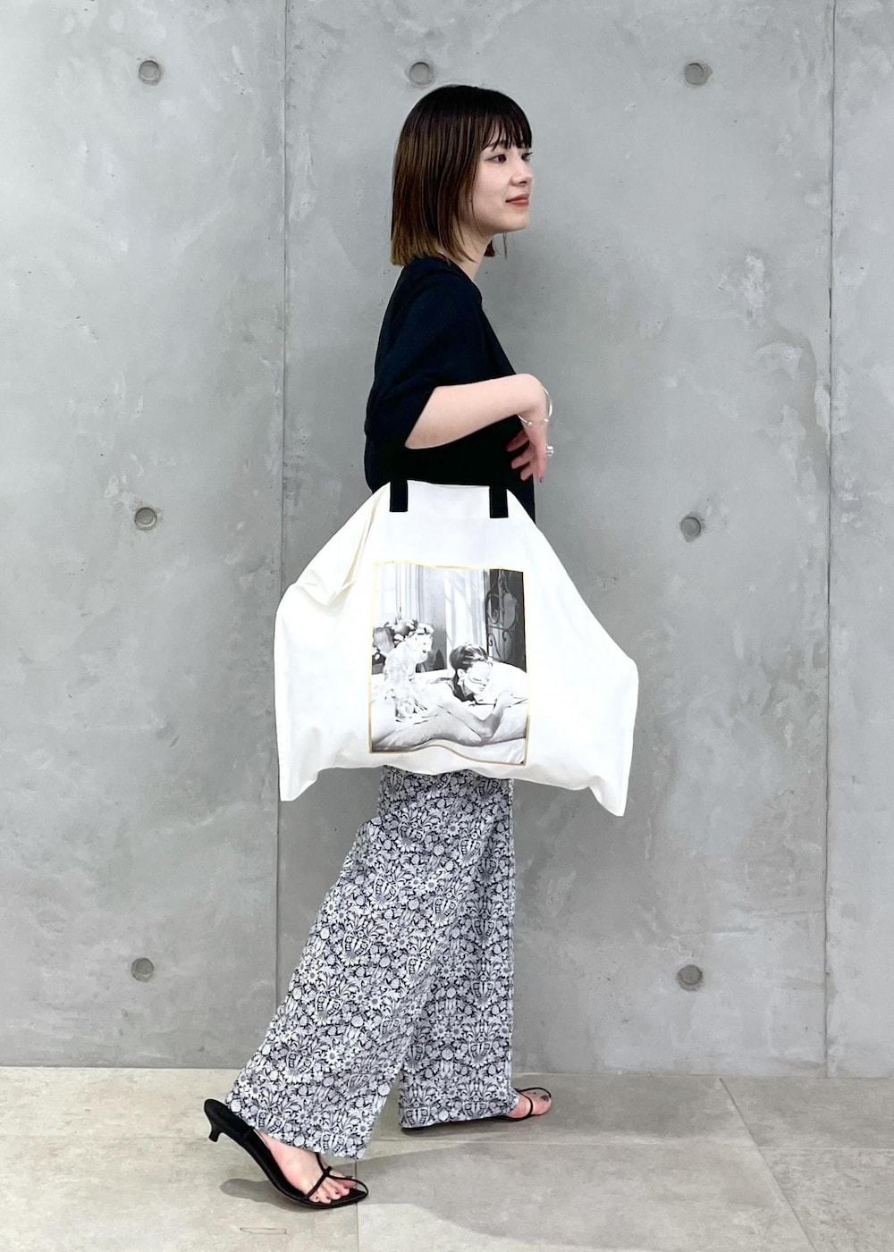 「audrey hepburn、audrey hepburn collection by jun、オードリー・ヘプバーン、オードリー・ヘプバーンコレクションバイジュン、Special2024、ニット、LIBERTY、リバティ、BRENTELLA、トートバッグ、ブラック、プルオーバー、ホワイト、パンツ、サンダル」|「SALON adam et rope'の【BRENTELLA(ブレンテッラ)】アンクルストラップサンダル(サンダル、ブラック系)」を使った、michiruさん(レディース・156cm)の夏コーディネートの3枚目の写真