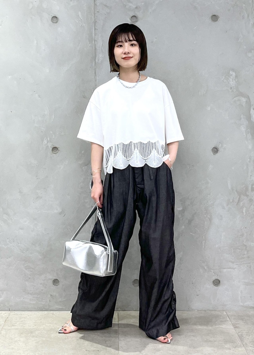 「EMYU RAKUSAI、シアー、Gabriela Coll Garments、BRENTELLA、シルバー、レザー、サロンアダムエロペ、NIPPON CULTURE、24SS春の新作、24SS予約、24SS夏の新作、骨格ウェーブ、ブルべ、春ファッション、夏ファッション」｜「SALON adam et rope'の【雑誌掲載】【追加】レザーボックスショルダーバッグ（ショルダーバッグ、シルバー系）」を使った、michiruさん（レディース・156cm）の春コーディネートの4枚目の写真