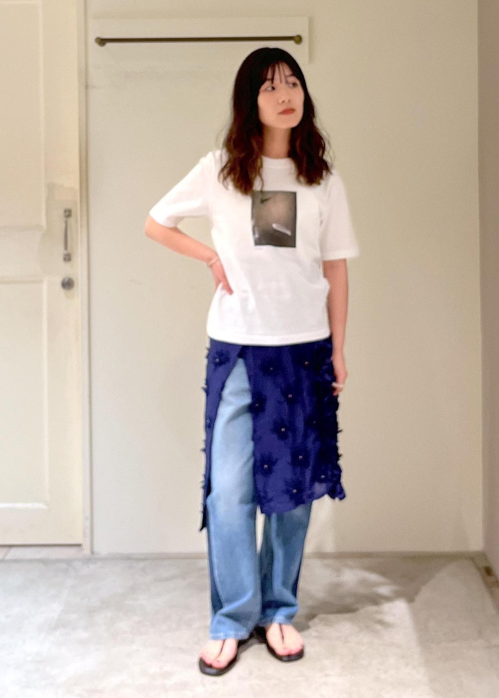 「Yasuko Hirano、平野泰子、アートプリント、KURO for SALON、OPTIMA SIDELINE、デニム、crinkle crinkle crinkle、クリンクルクリンクルクリンクル、ネイビー、巻きスカート、NICOLAS LAINAS、レザー、エプロンスカート、初夏コーデ、夏コーデ」｜「NICOLAS LAINASの【NICOLAS LAINAS（ニコラスライナス）】サンダル（サンダル、ブラック系）」を使った、michiruさん（レディース・156cm）の春コーディネートの8枚目の写真