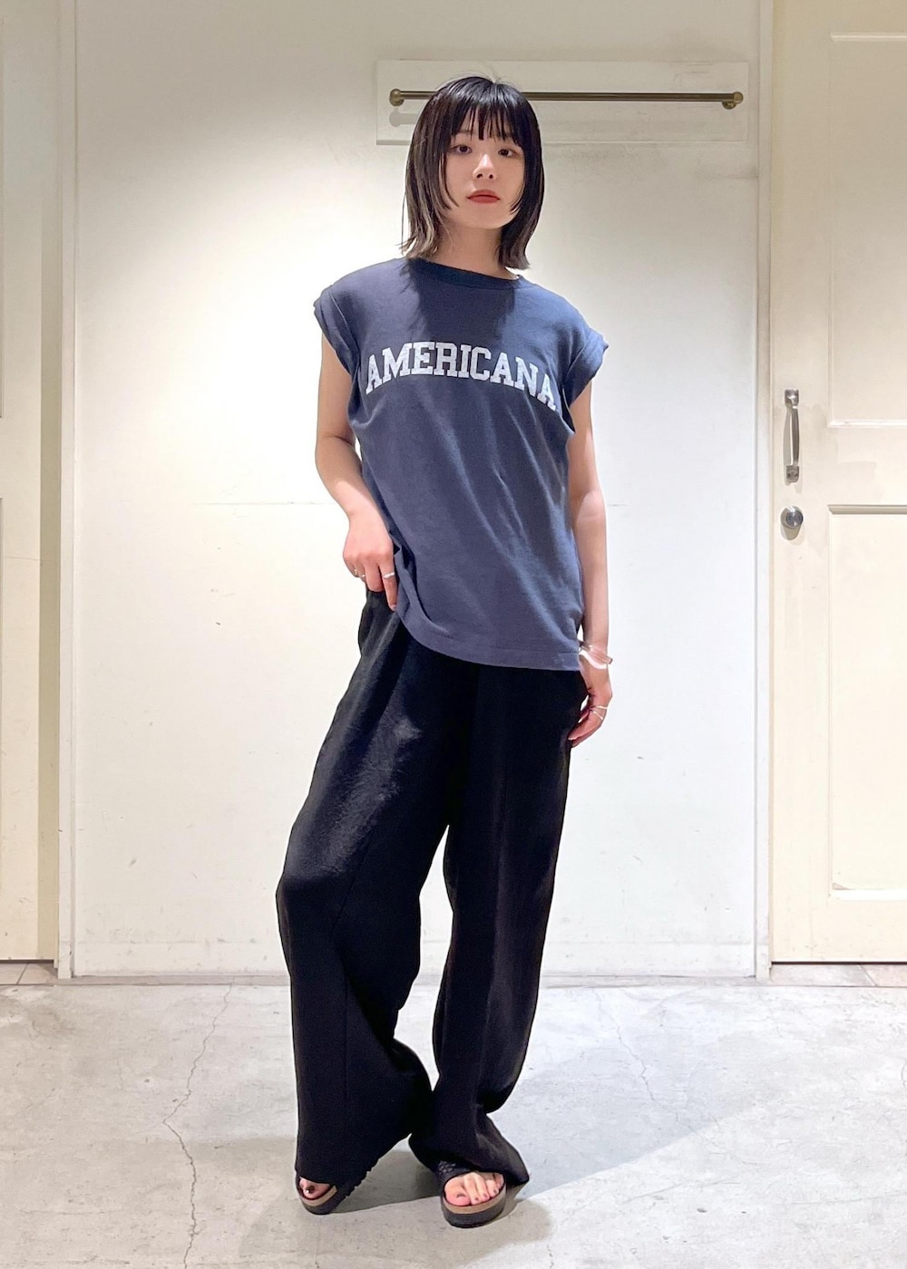 「夏コーデ、デザインTOPS、Americana、チャコール、オールインワン、アセテート、サテン、BIRKENSTOCK、Arizona Platform Flex Mesh、KiU for SALON、KiU、リュック、別注、アクティブコーデ、バックパック」｜「AMERICANAの【Americana（アメリカーナ）】ロゴプリントロールアップT2（Tシャツ/カットソー、ブラック系）」を使った、michiruさん（レディース・156cm）の夏コーディネートの7枚目の写真