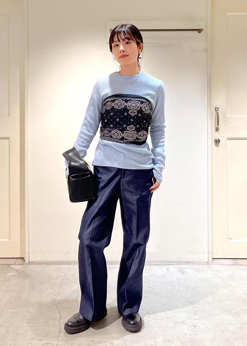 「Tシャツ、シアー、サックス、ハンドバッグ、ビスチェ、バンダナ、ブーツ、THROW、パンツ、デニム、ネイビー、ストレート、ブラック、サロンアダムエロペ、SALON adam et ropé」|「SALON adam et rope'のワンハンドルボックスミニバッグ(ハンドバッグ、ブラック系)」を使った、michiruさん(レディース・156cm)の冬コーディネートの2枚目の写真